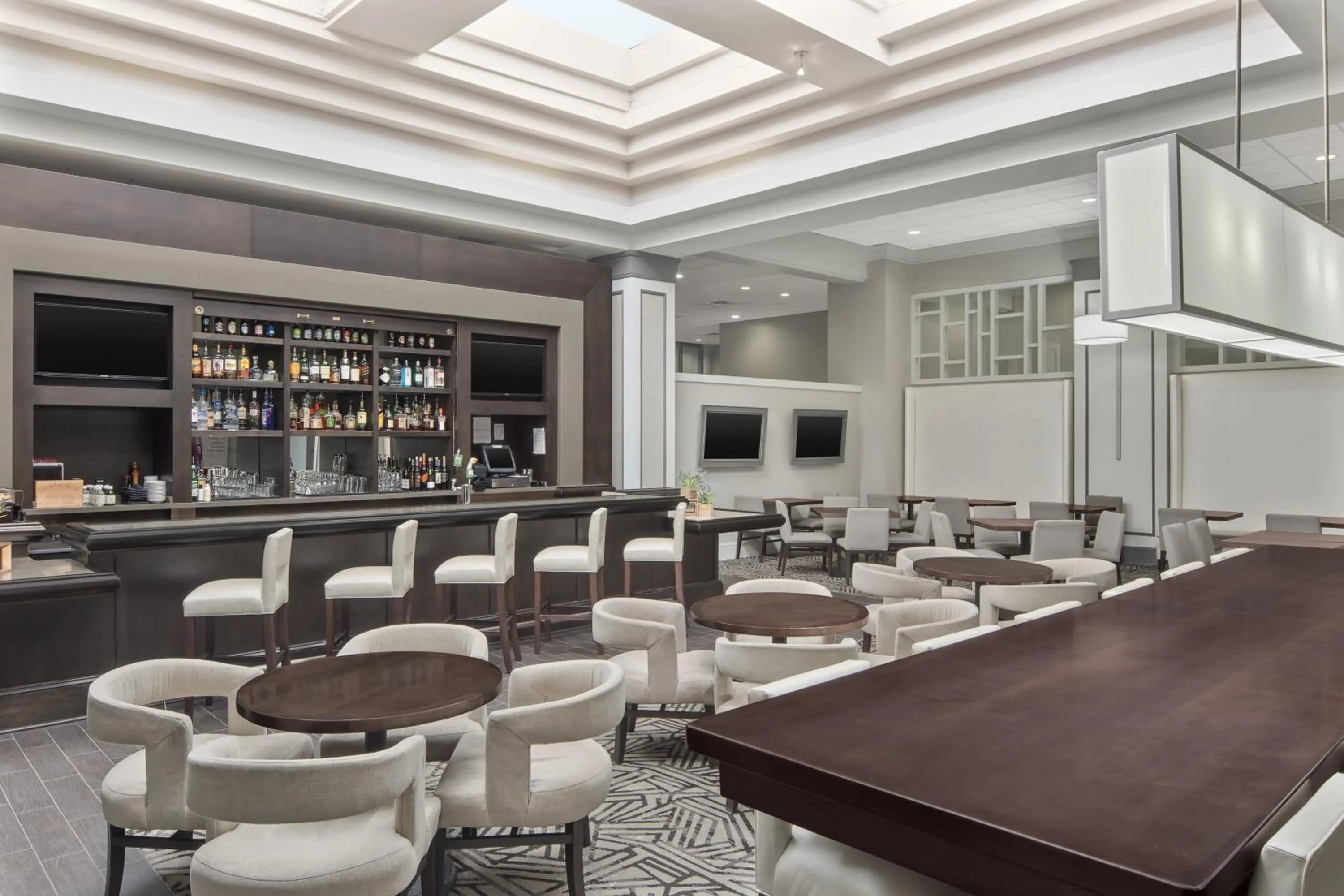 Lounge or bar in Crowne Plaza Greenville by IHG