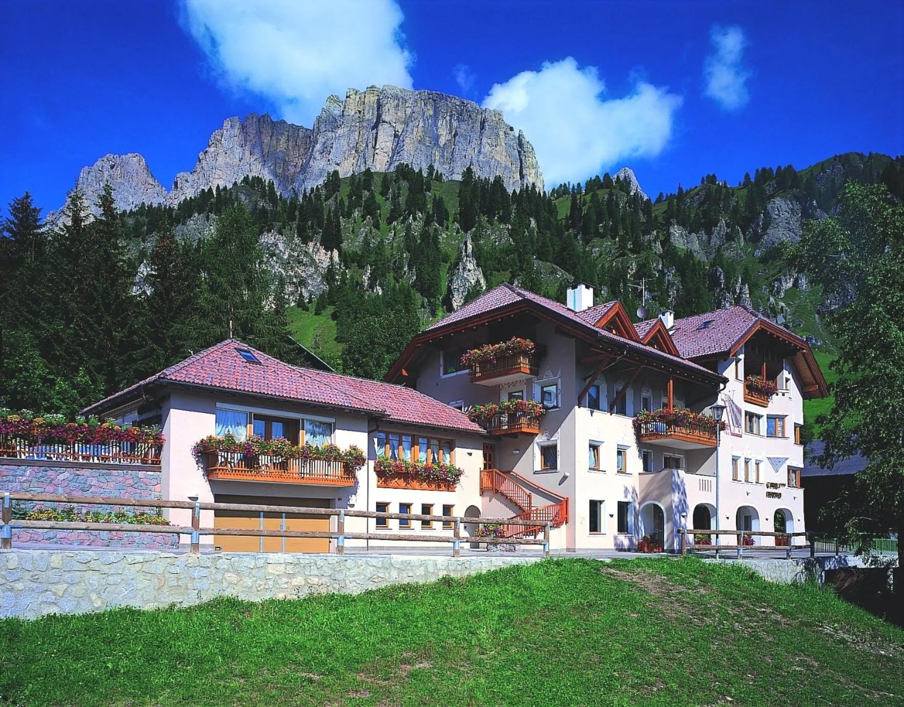 Facade/entrance in Garni Criss