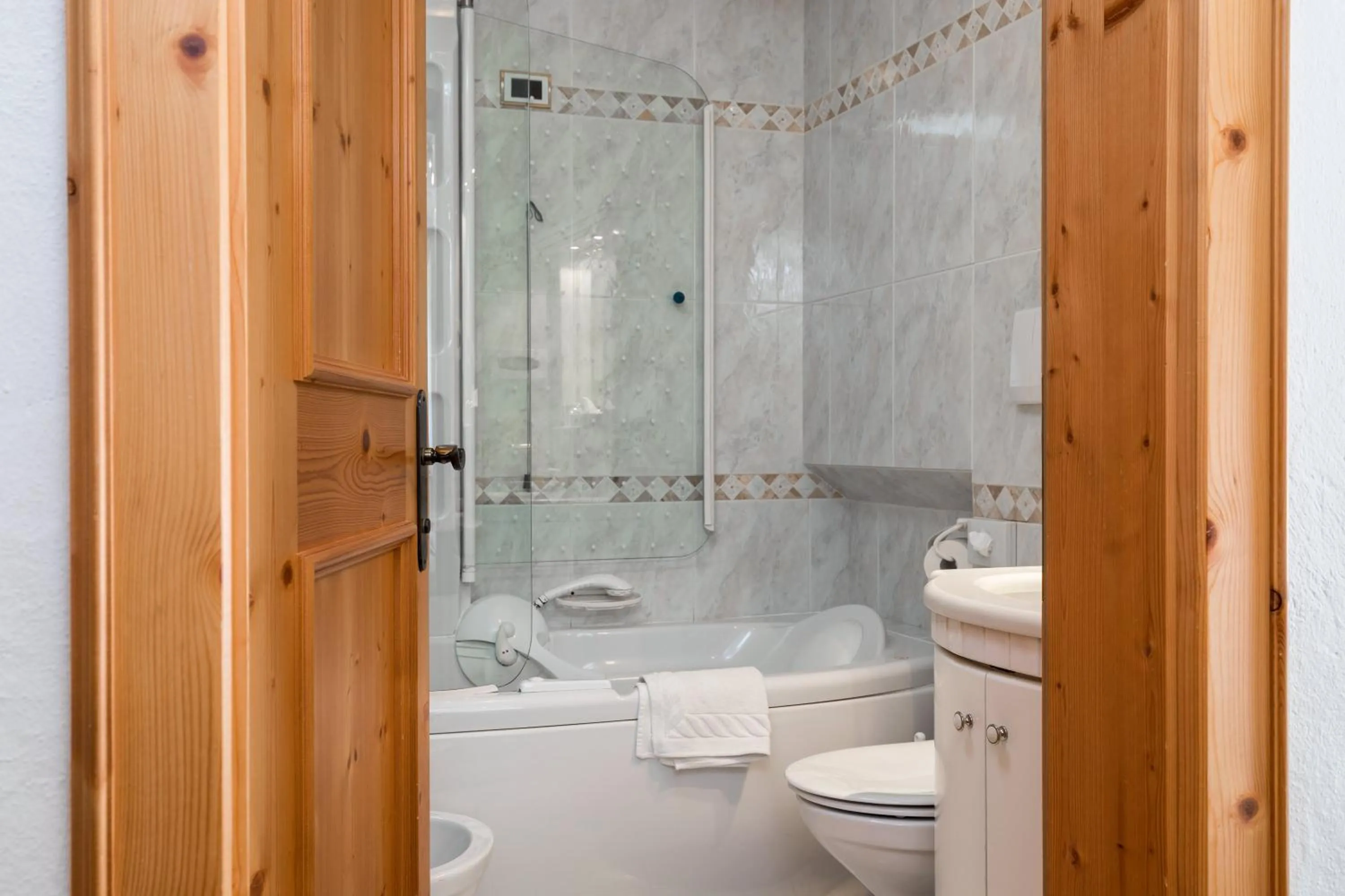 Photo of the whole room in Garni Criss