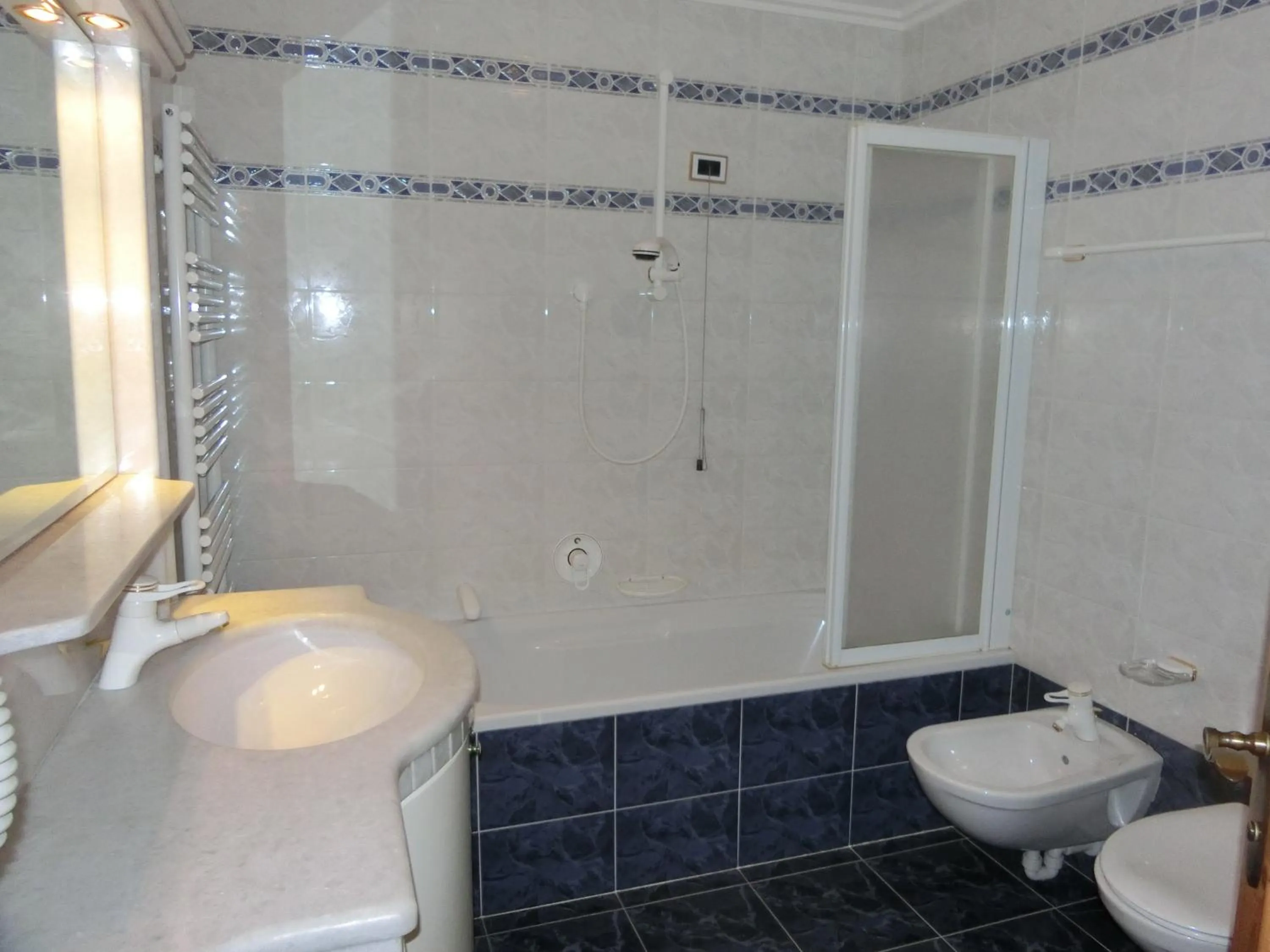 Toilet in Garni Criss