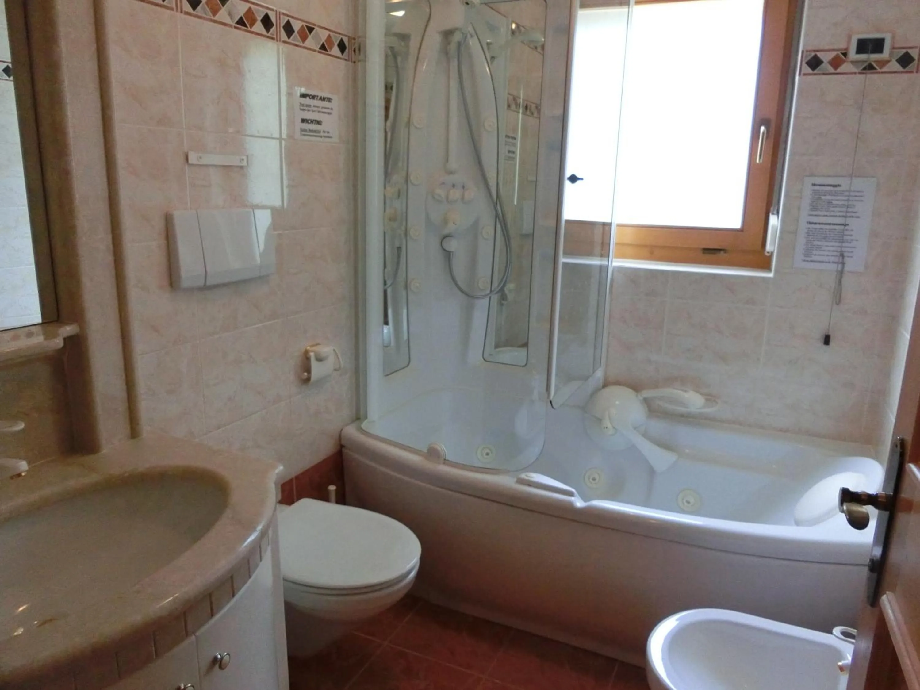 Shower in Garni Criss