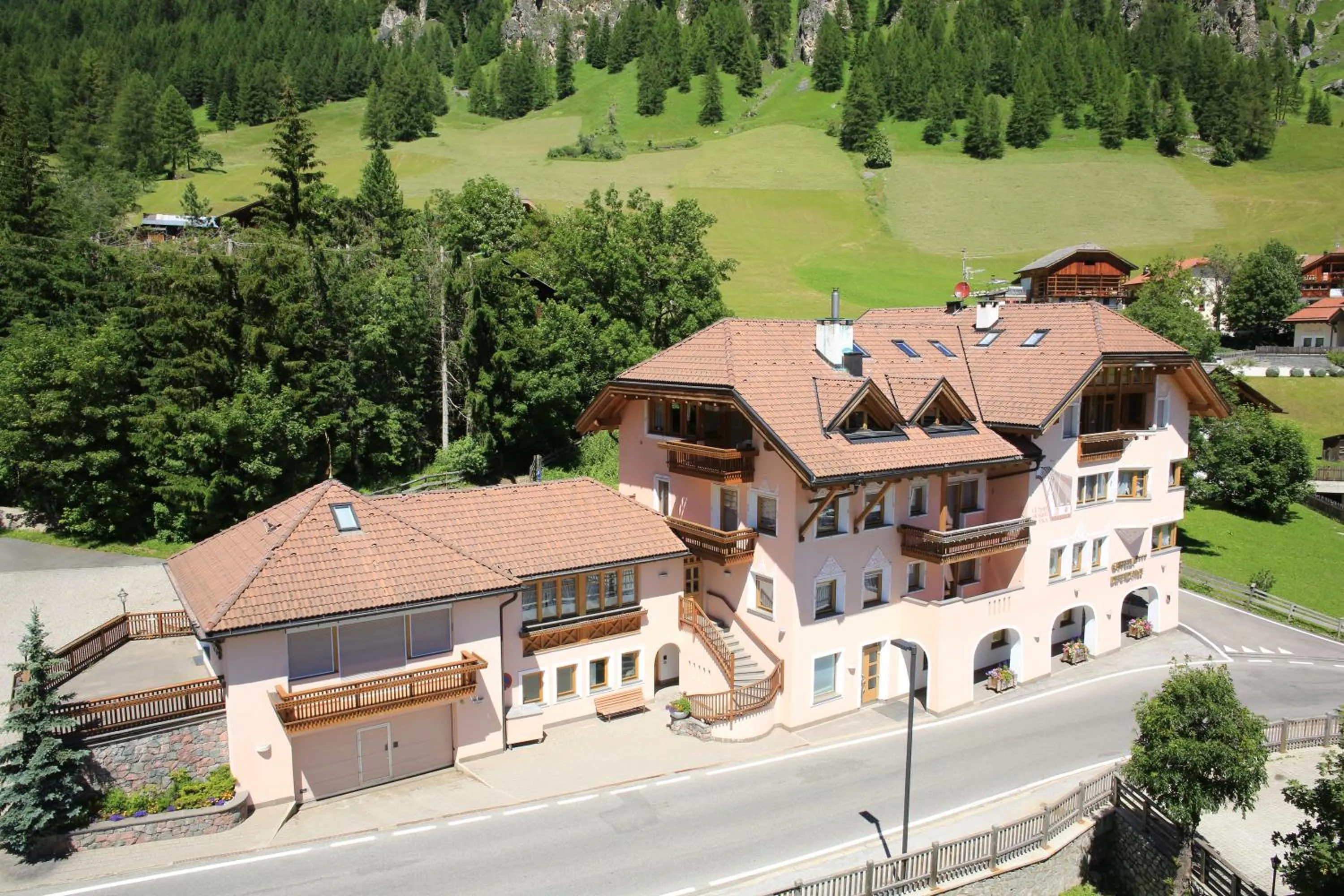 Facade/entrance in Garni Criss