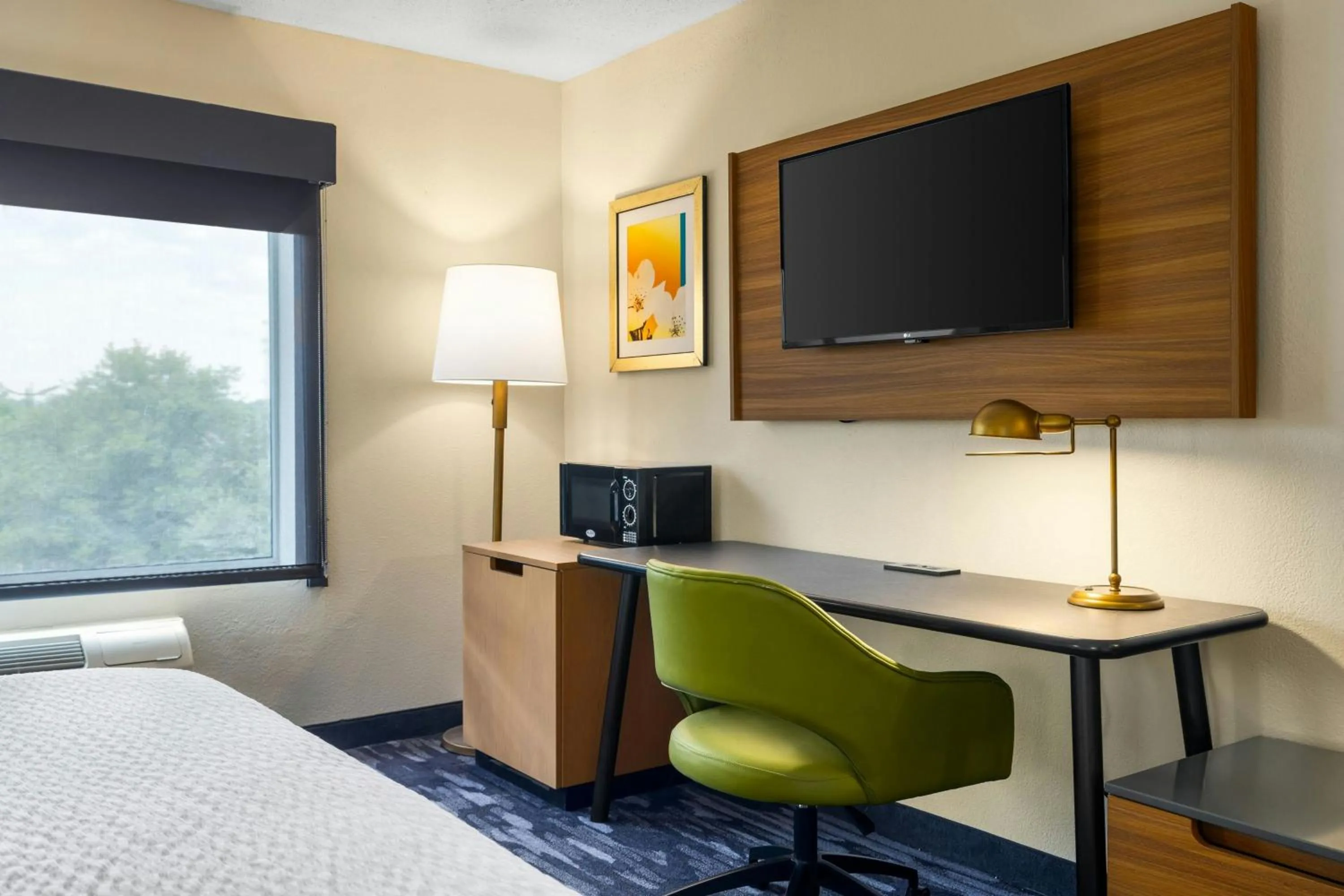 Photo of the whole room, Bed in Fairfield Inn & Suites Hattiesburg / University