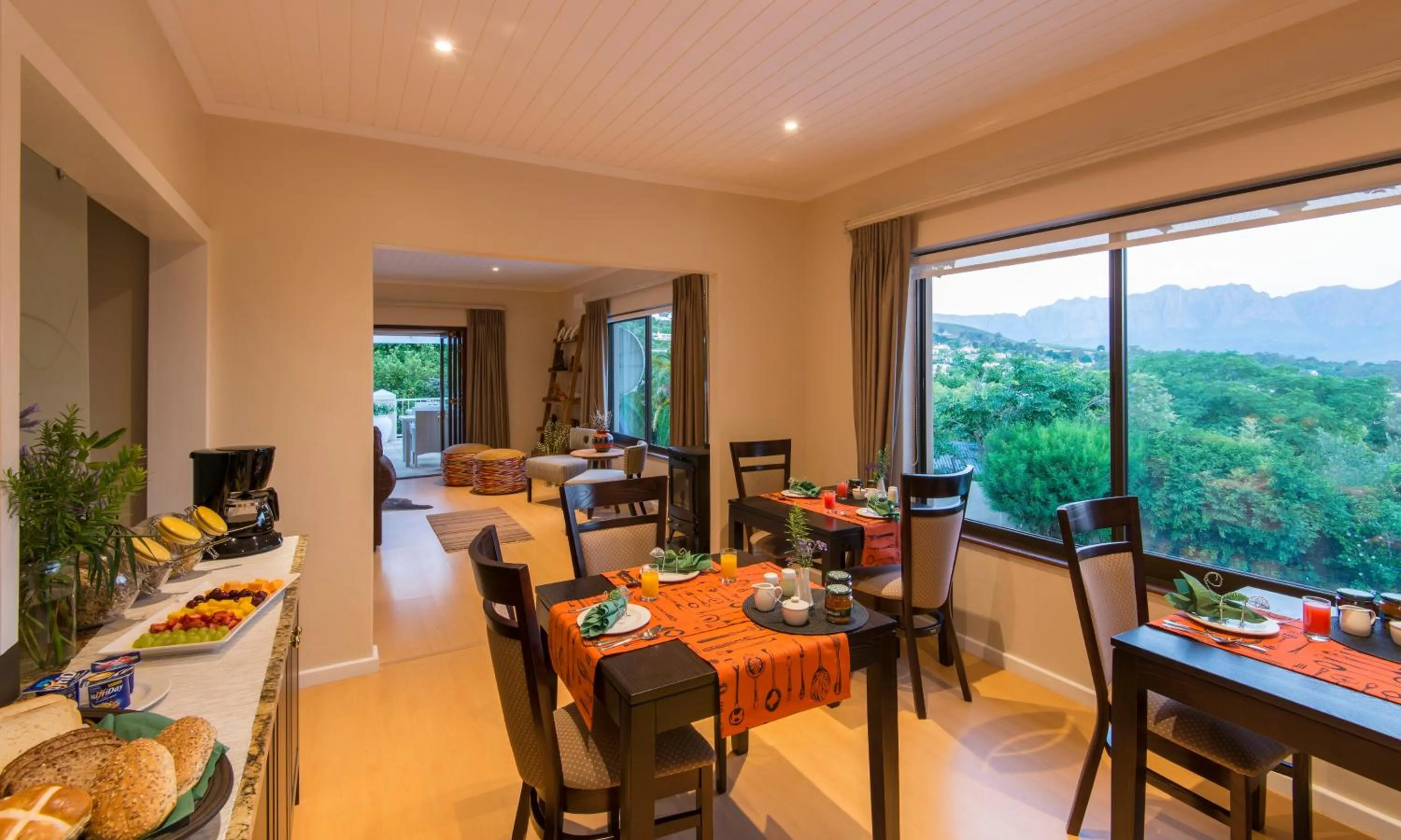 Restaurant/places to eat in SomerZicht Guest House