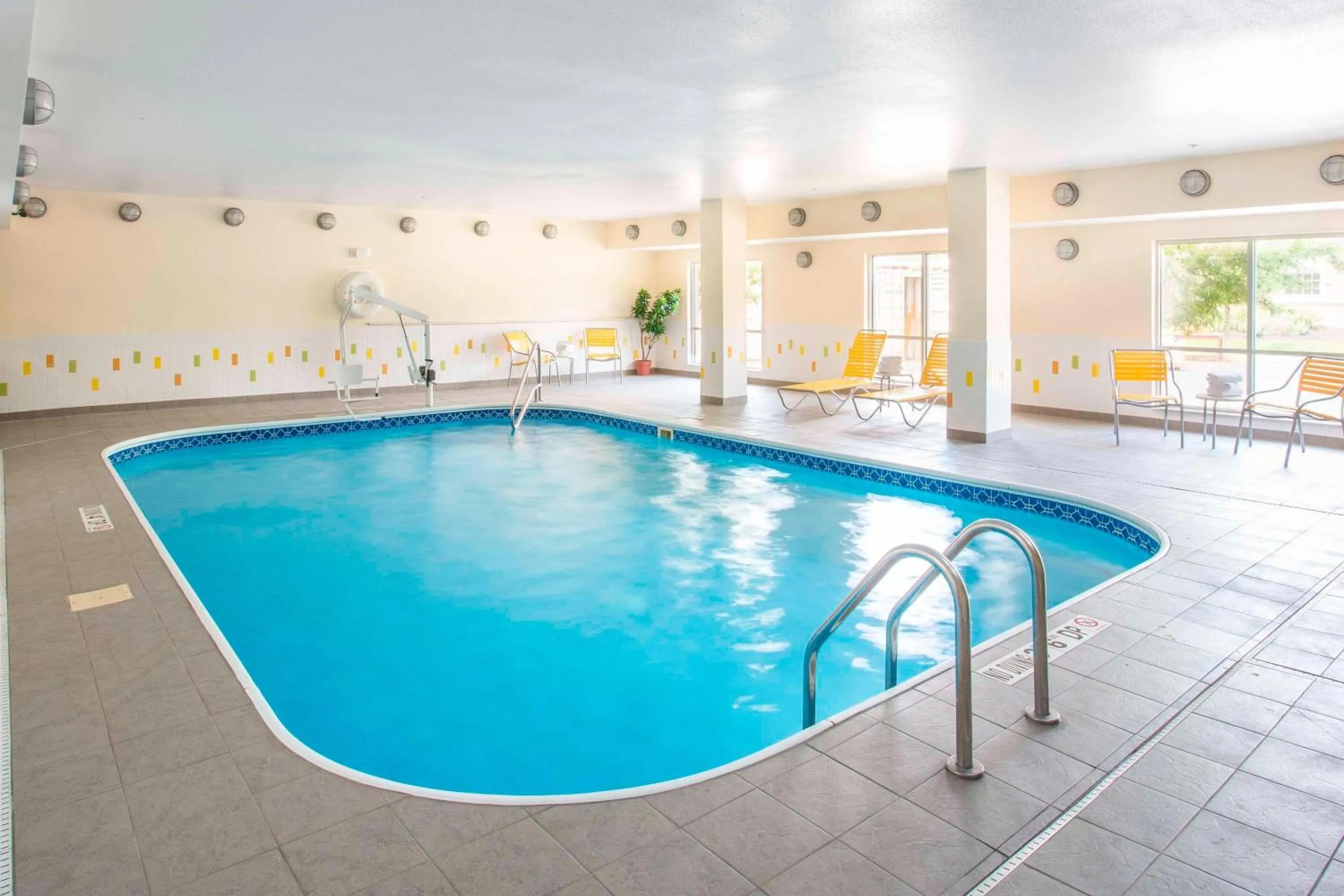Swimming pool in Fairfield Inn & Suites by Marriott Dayton South