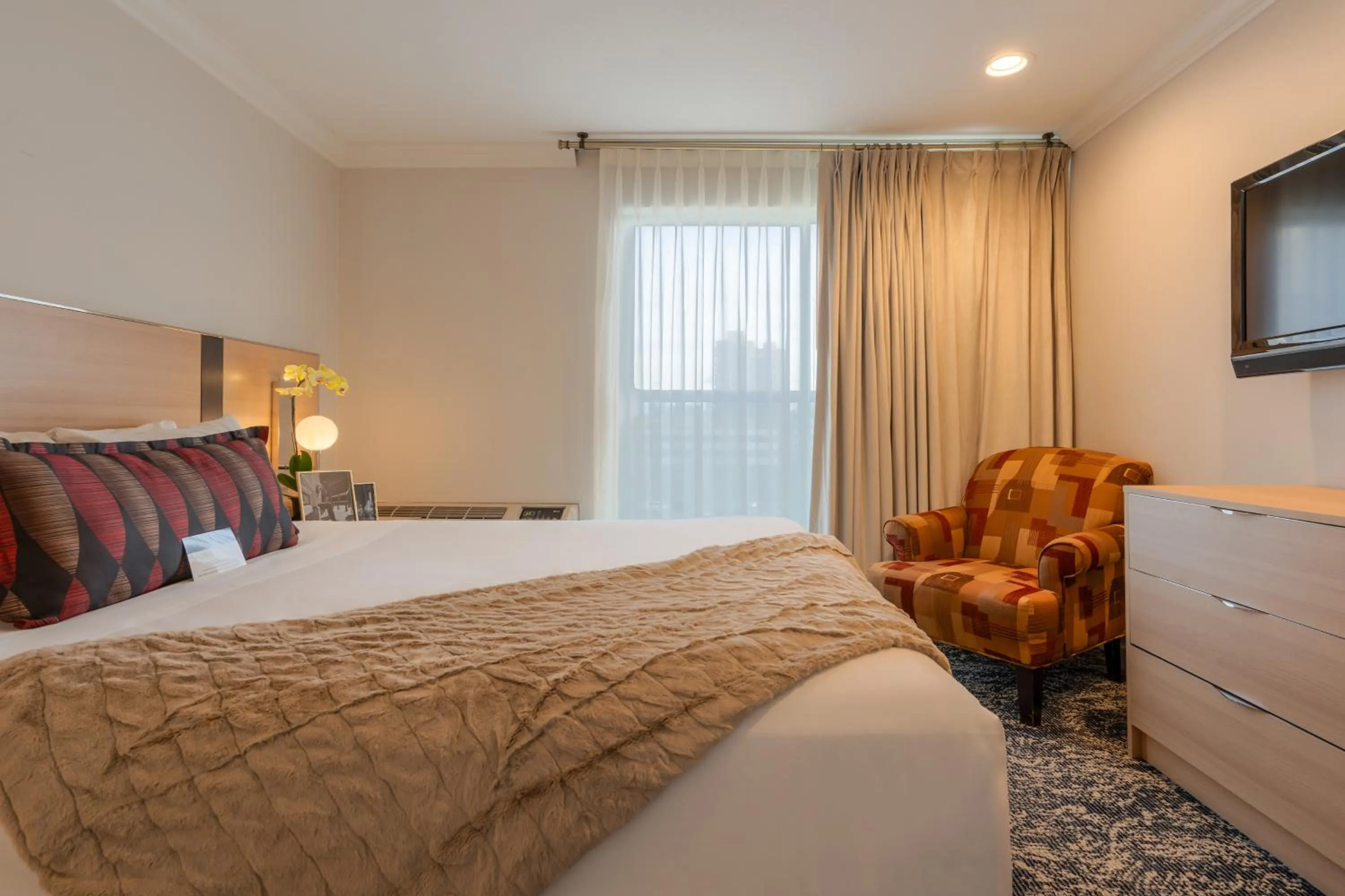 Bed in Executive Suites Hotel & Conference Center, Metro Vancouver