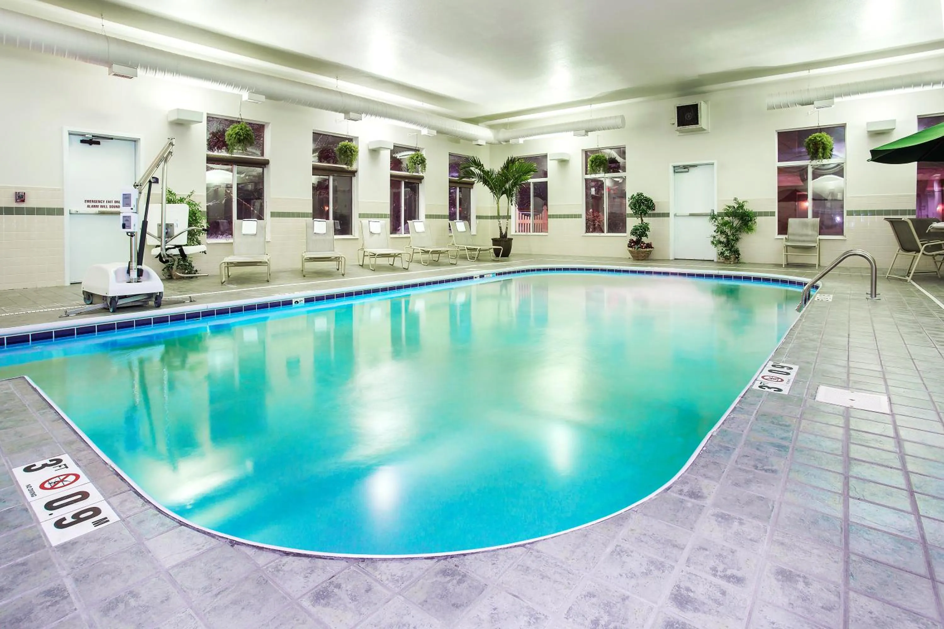 Swimming pool in Holiday Inn Express Hotel & Suites Marion by IHG