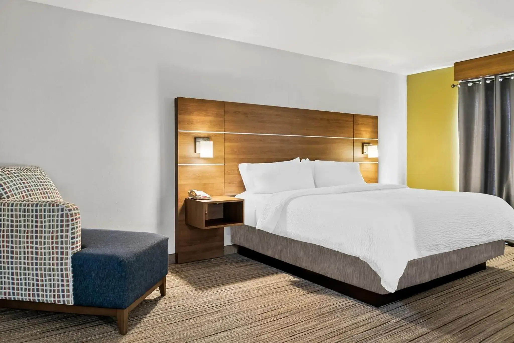 Standard King Room in Holiday Inn Express Hotel & Suites Marion by IHG Standard King Room in Holiday Inn Express Hotel & Suites Marion by IHG