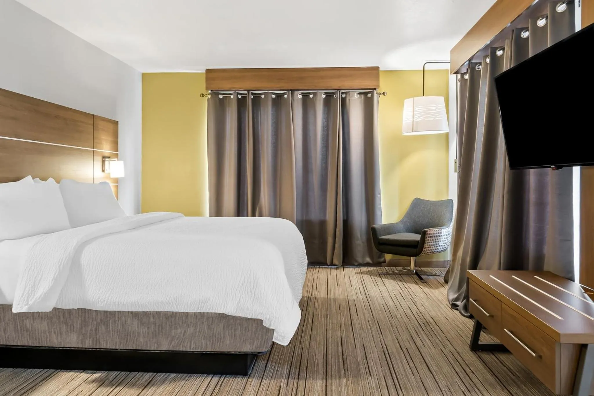 Photo of the whole room, Bed in Holiday Inn Express Hotel & Suites Marion by IHG