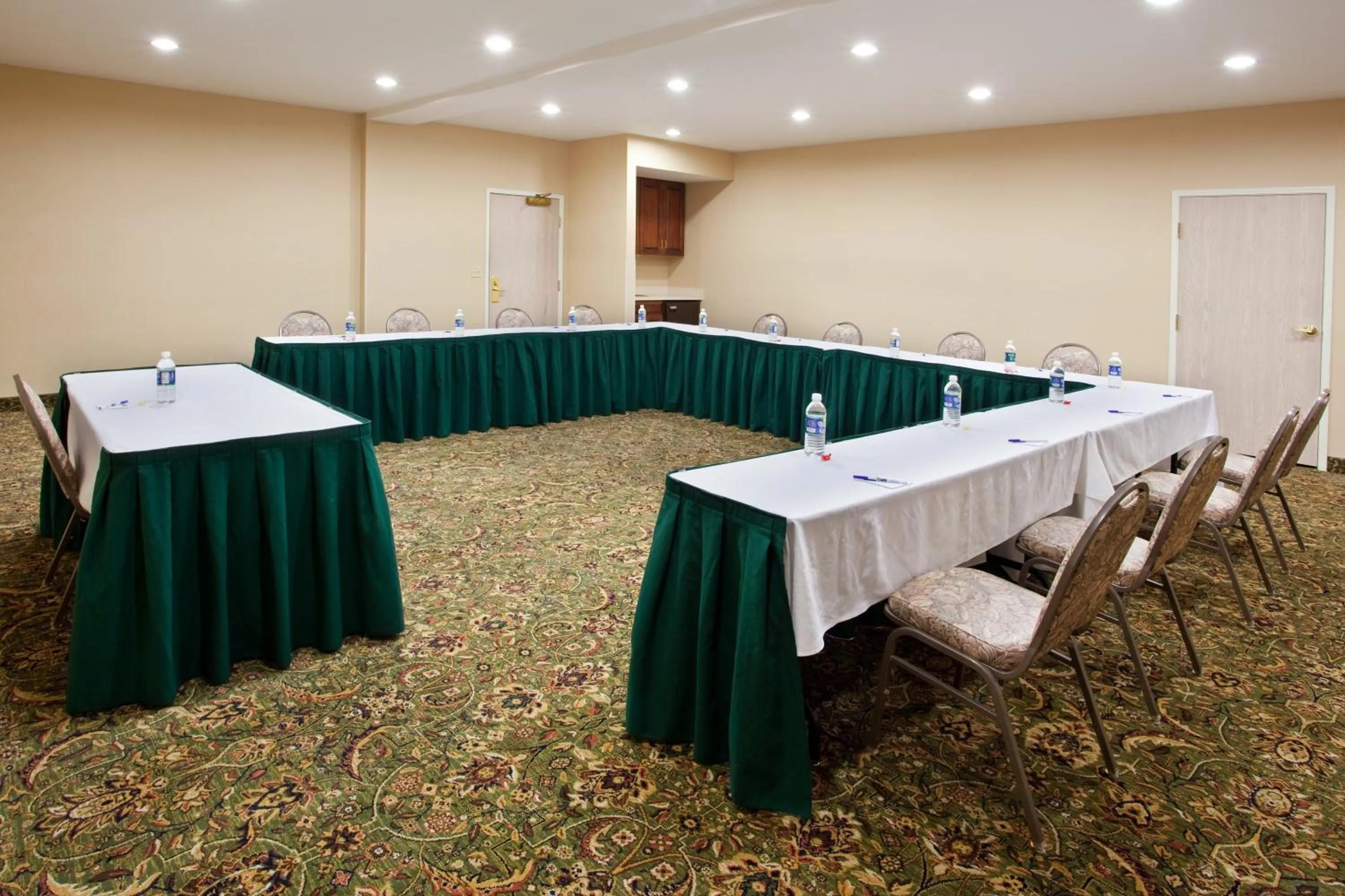 Meeting/conference room in Holiday Inn Express Hotel & Suites Marion by IHG