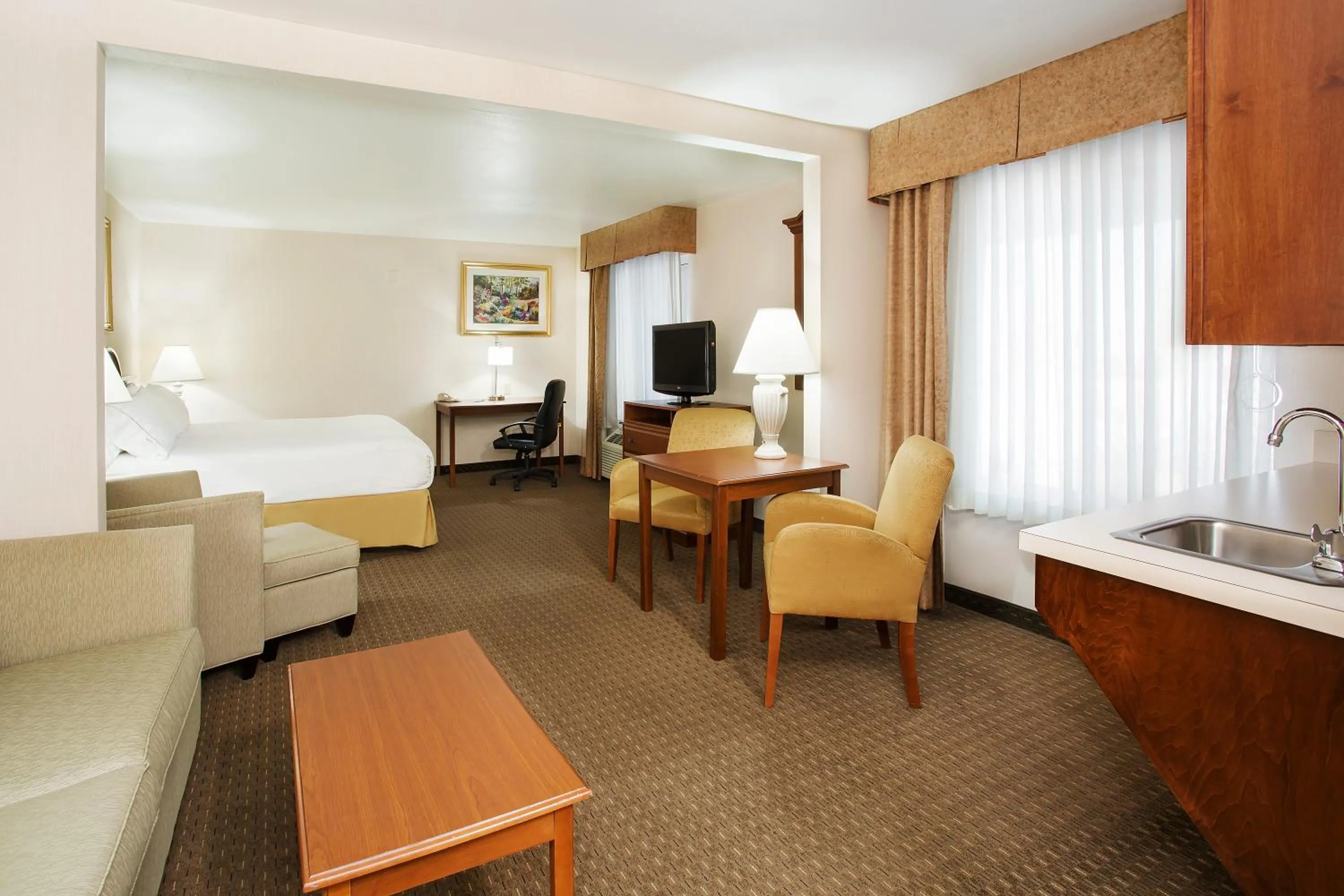 Photo of the whole room in Holiday Inn Express Hotel & Suites Marion by IHG