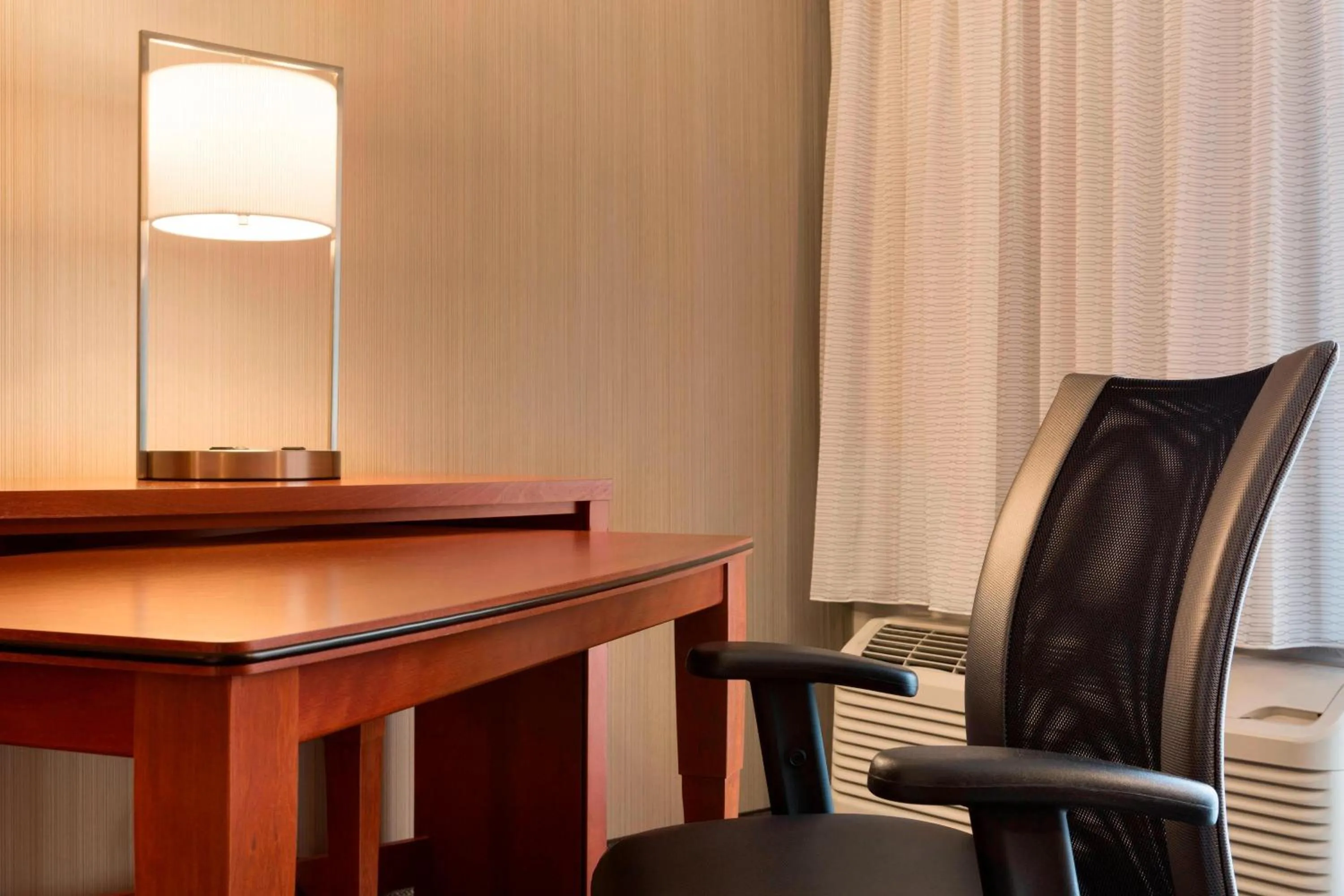 Bedroom in Courtyard by Marriott Champaign