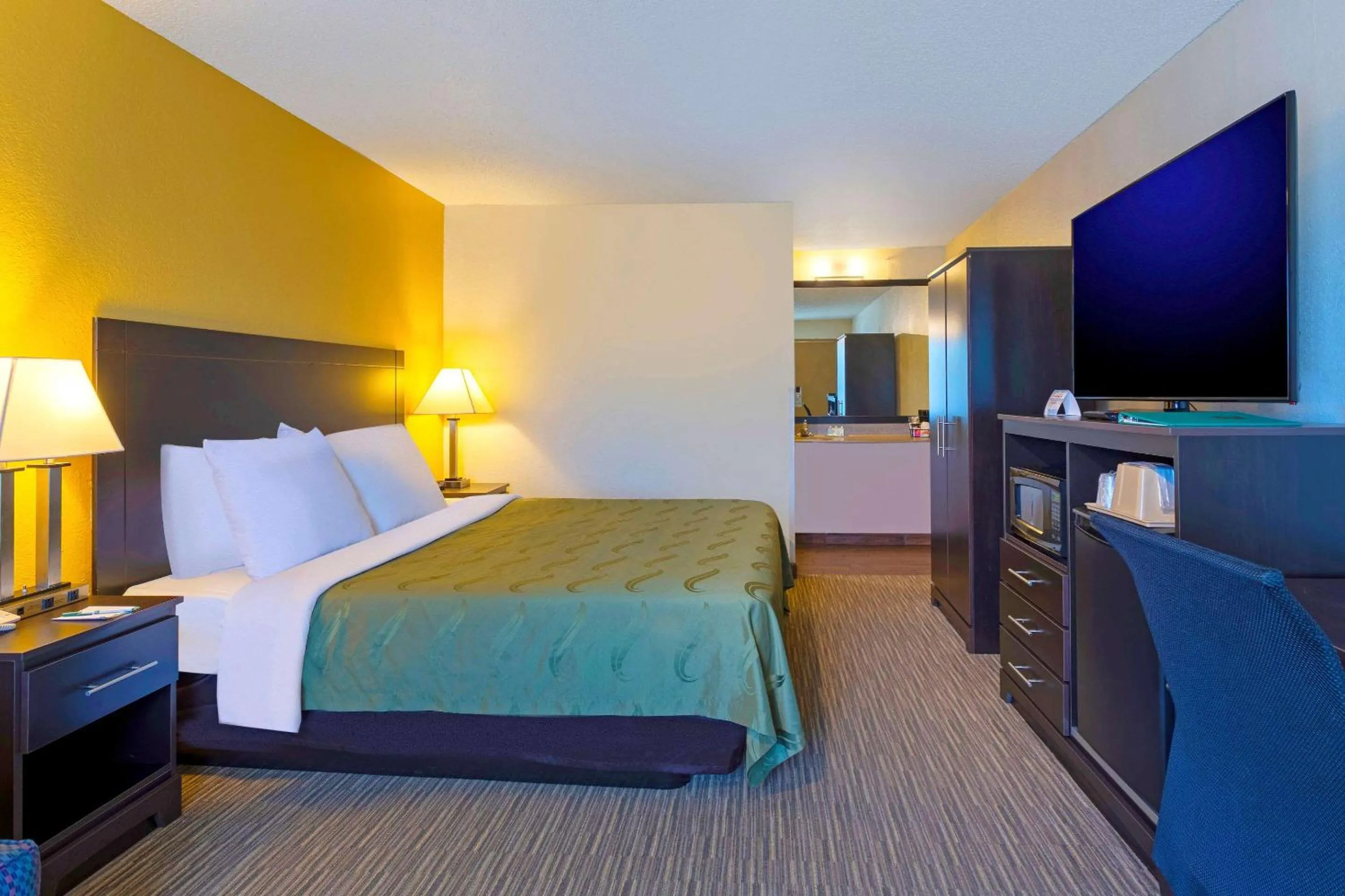 Photo of the whole room, Bed in Quality Inn at Arlington Highlands