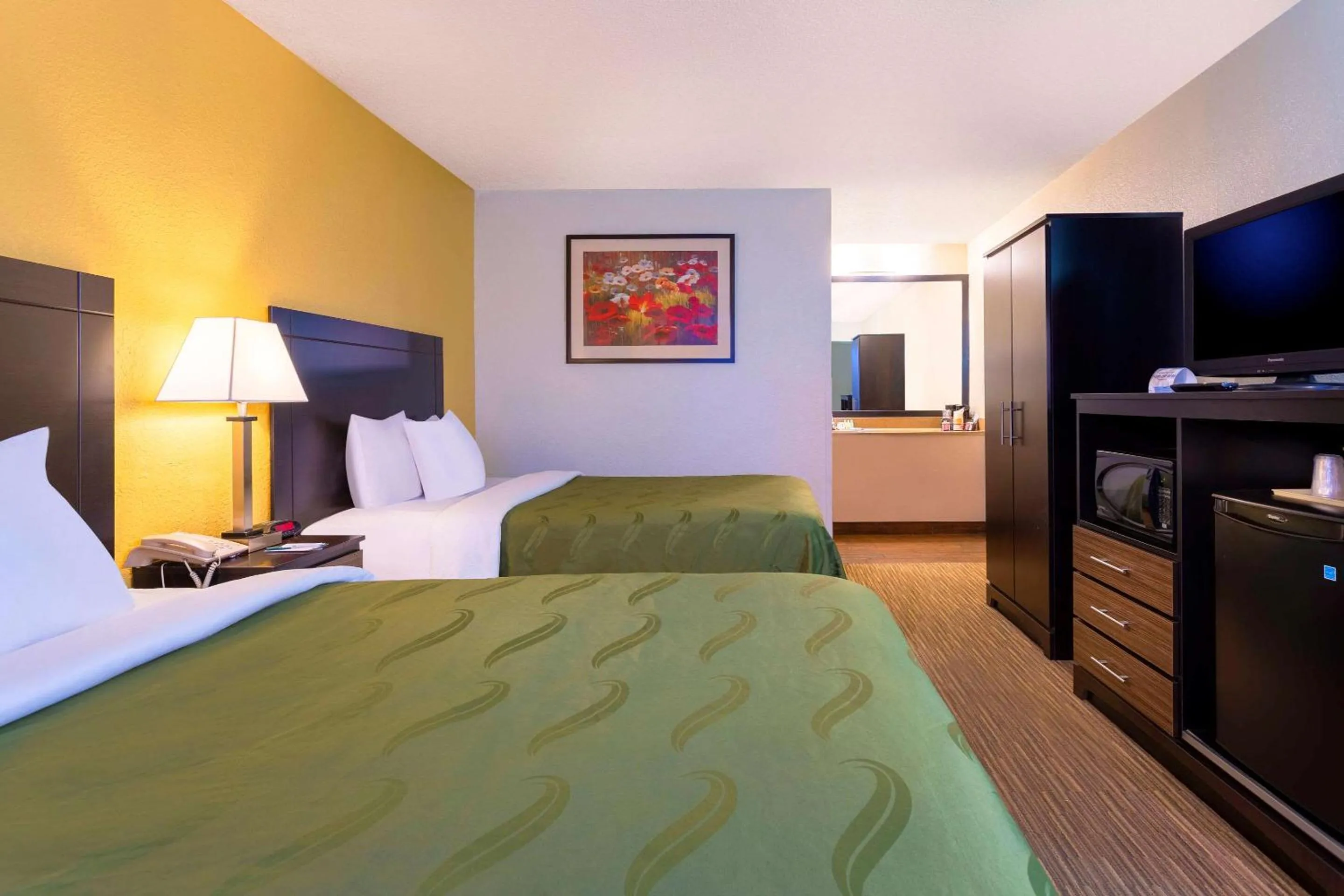 Photo of the whole room, Bed in Quality Inn at Arlington Highlands