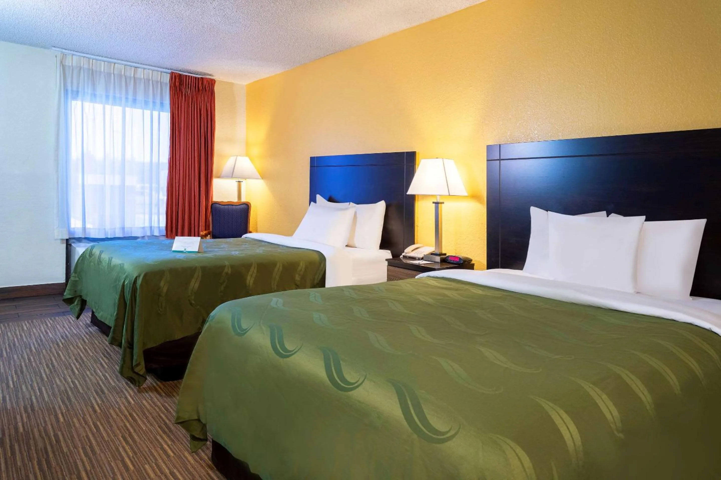 Photo of the whole room, Bed in Quality Inn at Arlington Highlands