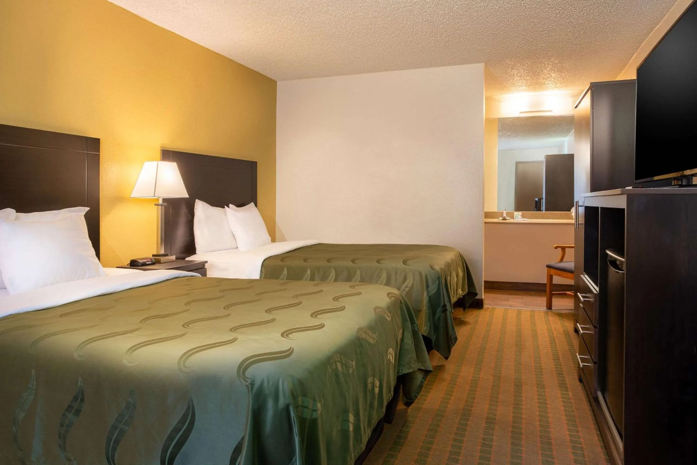 Photo of the whole room, Bed in Quality Inn at Arlington Highlands