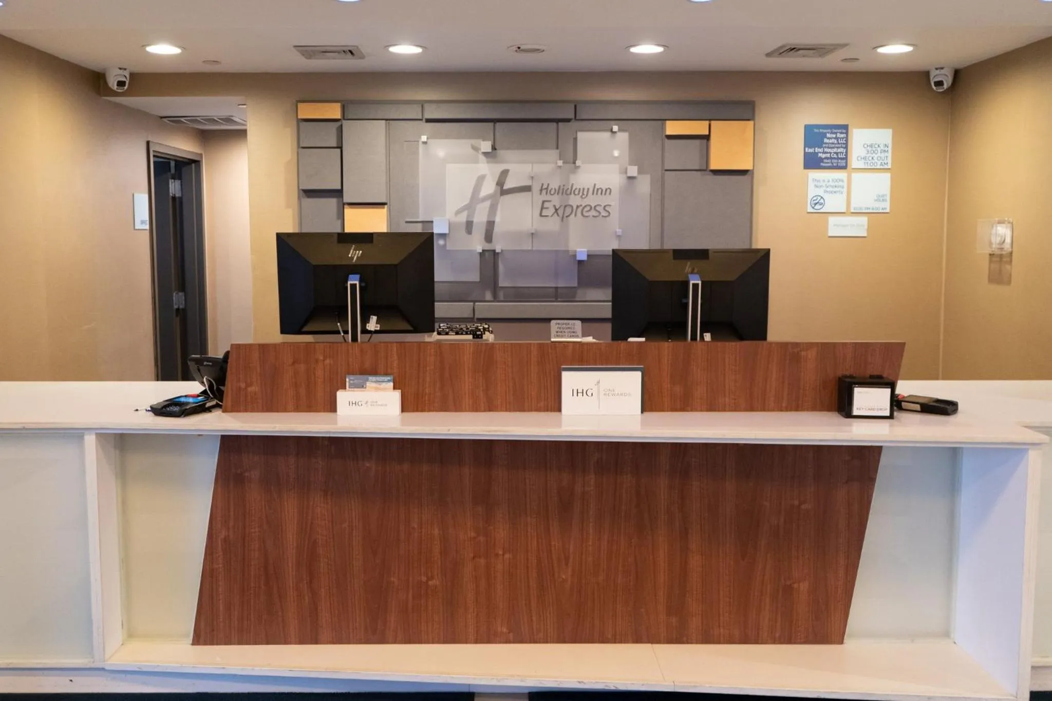 Lobby or reception in Holiday Inn Express Maspeth by IHG