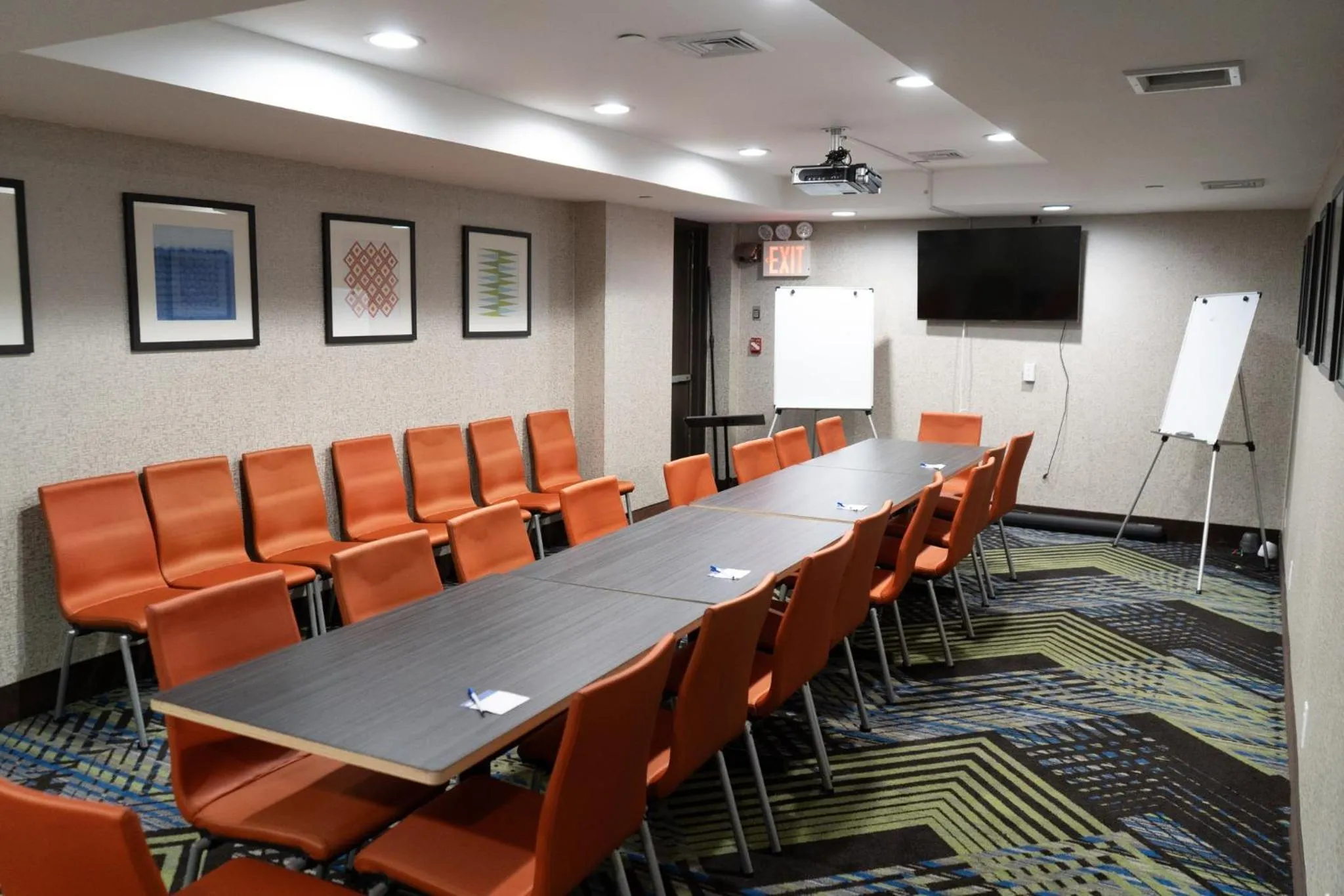 Meeting/conference room in Holiday Inn Express Maspeth by IHG