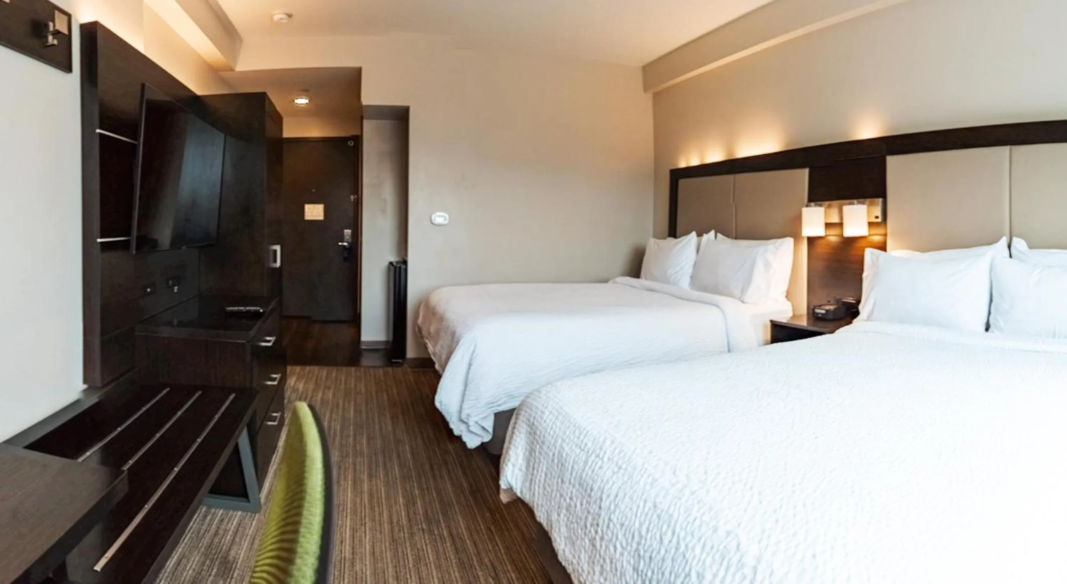 Photo of the whole room, Bed in Holiday Inn Express Maspeth by IHG