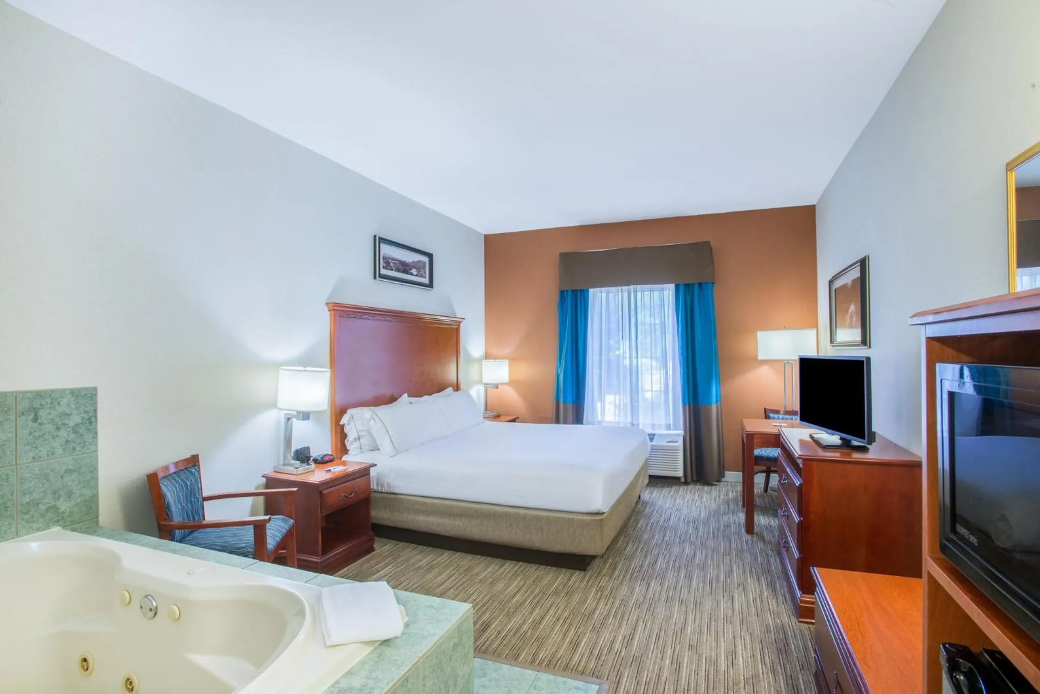 Bedroom, Bed in Holiday Inn Express Hotel & Suites Brattleboro by IHG