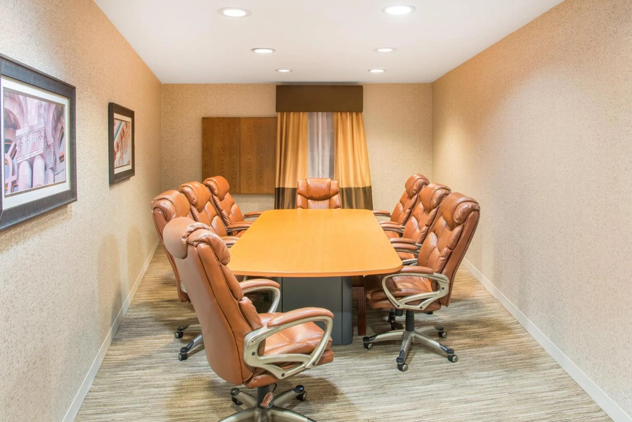 Meeting/conference room in Holiday Inn Express Hotel & Suites Brattleboro by IHG