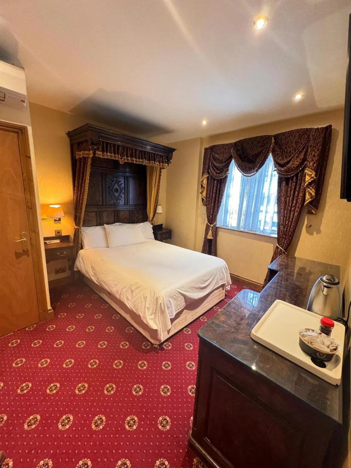 Bedroom, Bed in Villare Hitchin Town Centre