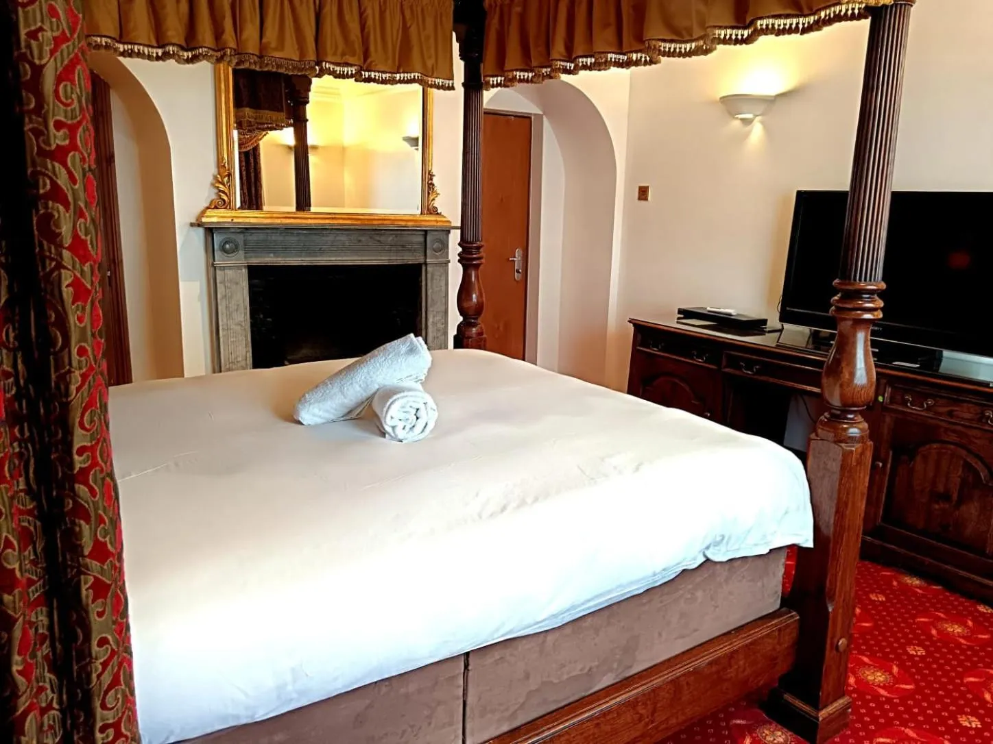 Living room, Bed in Villare Hitchin Town Centre