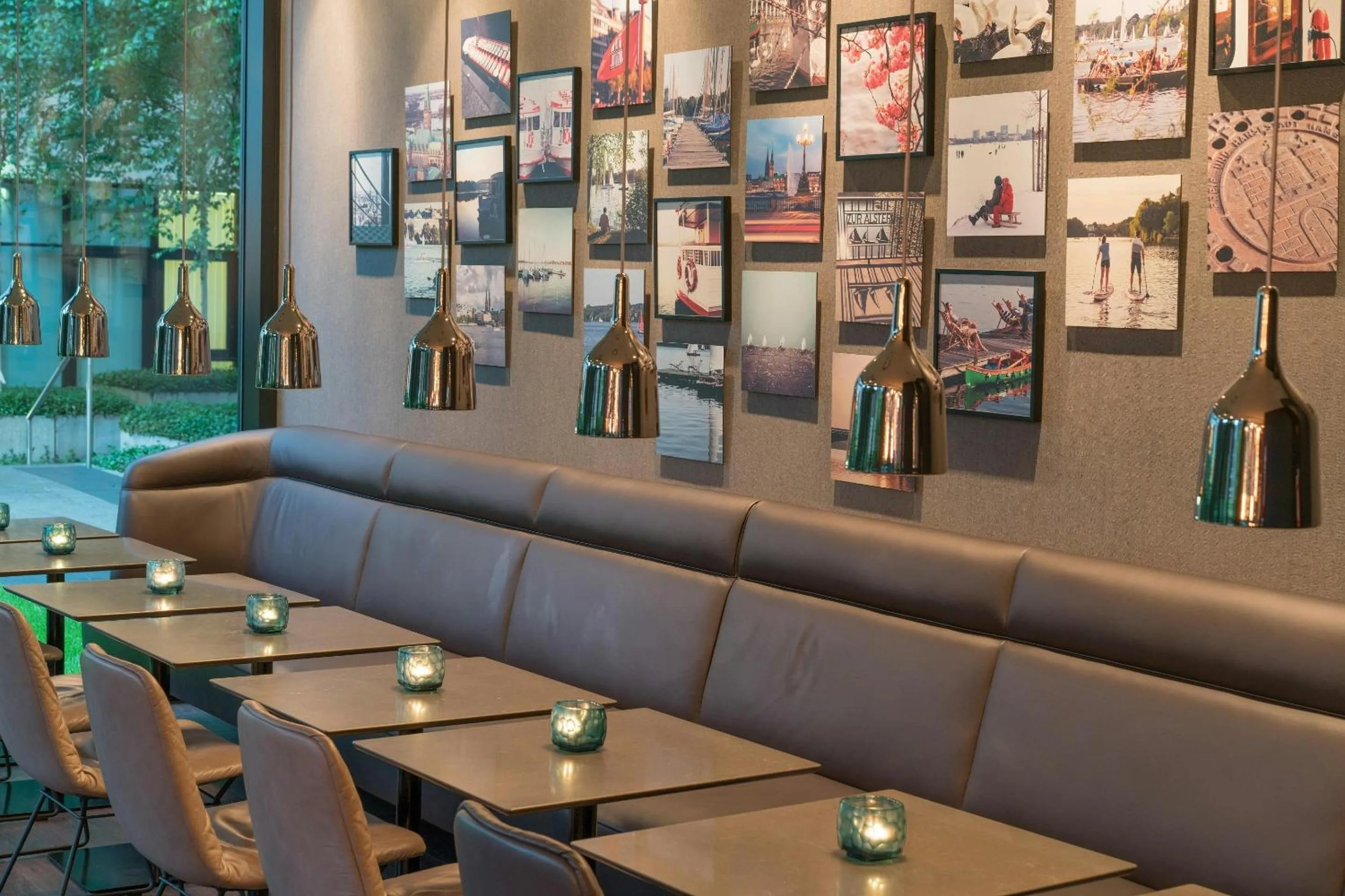 Lounge or bar in Motel One Hamburg-Alster