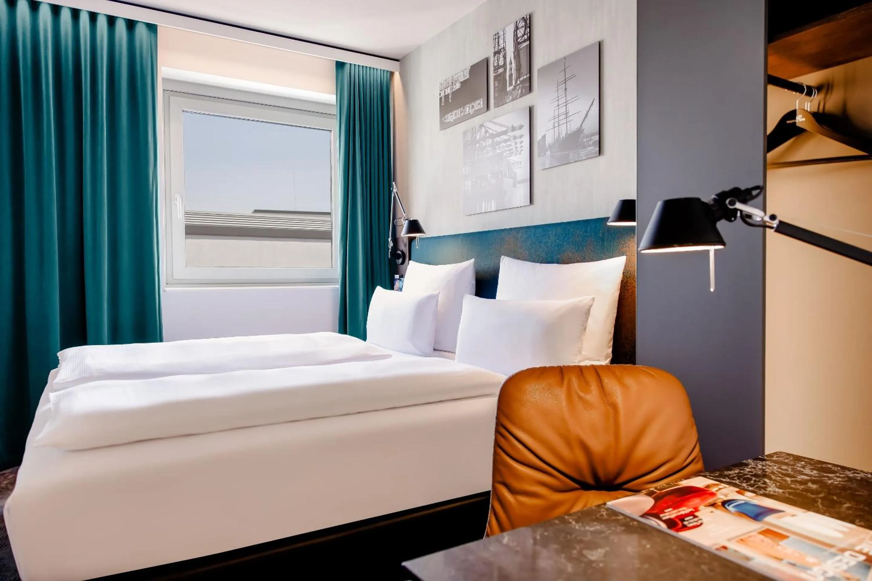 Photo of the whole room, Bed in Motel One Hamburg am Michel