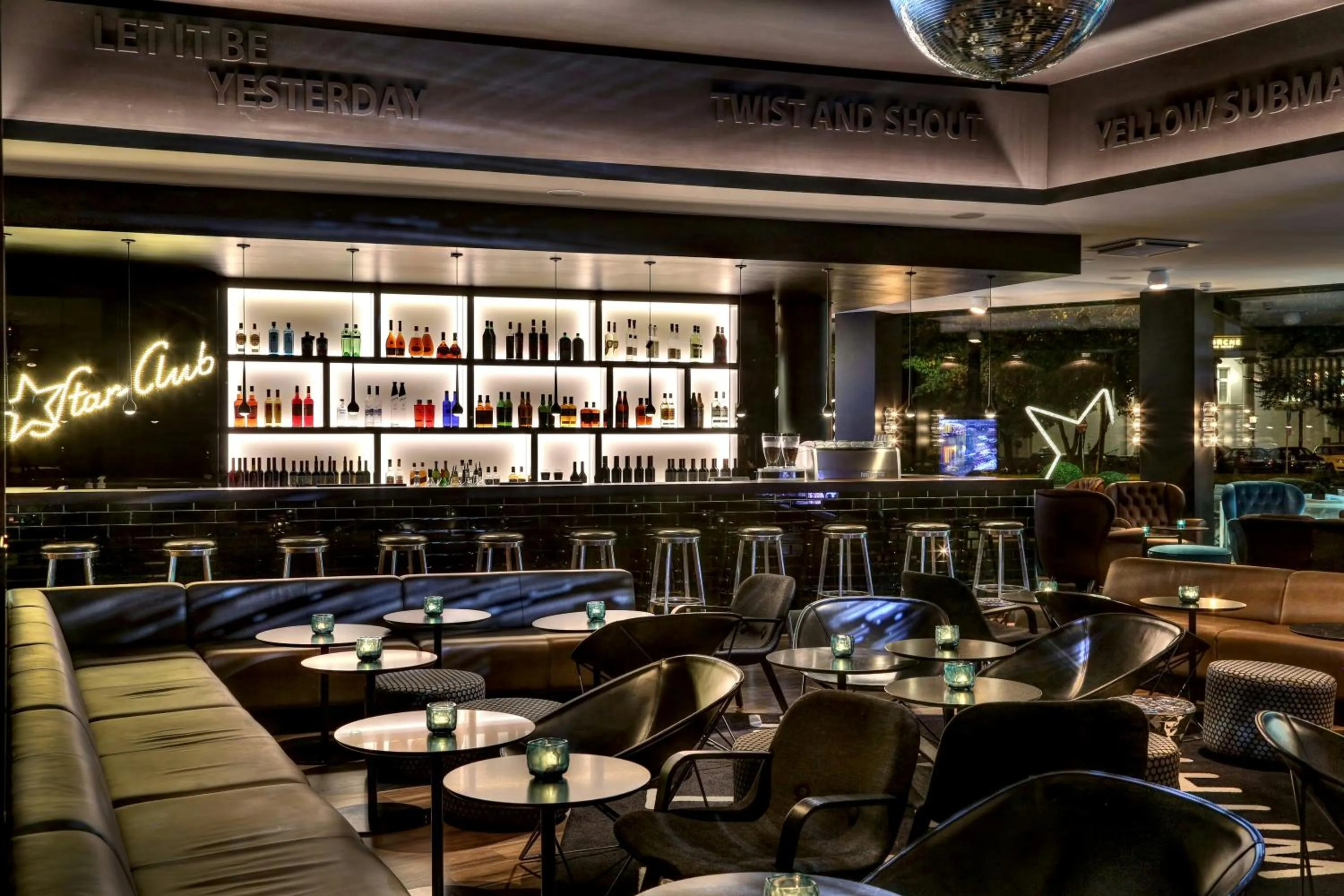 Lounge or bar in Motel One Hamburg am Michel