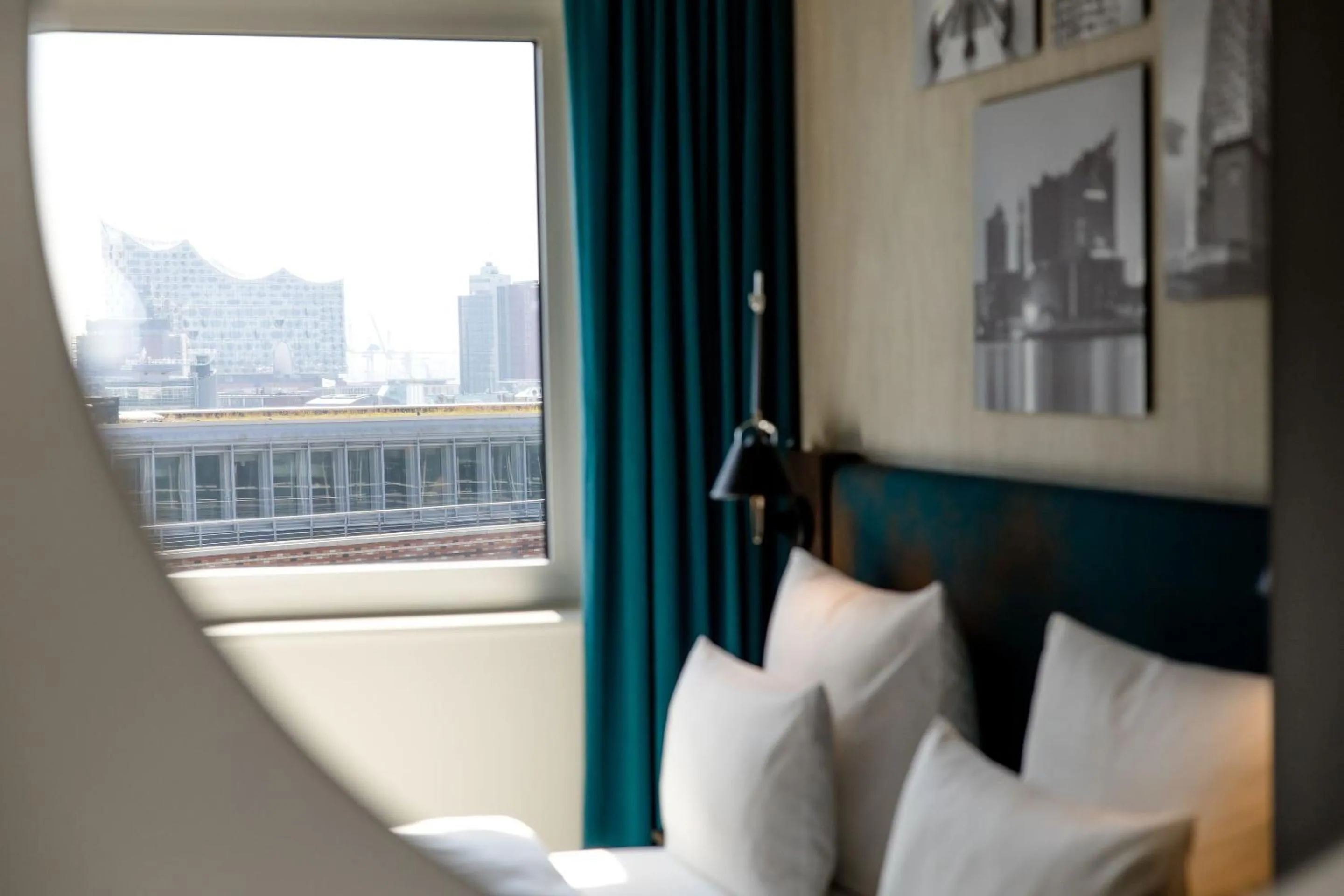 Property building, Bed in Motel One Hamburg am Michel