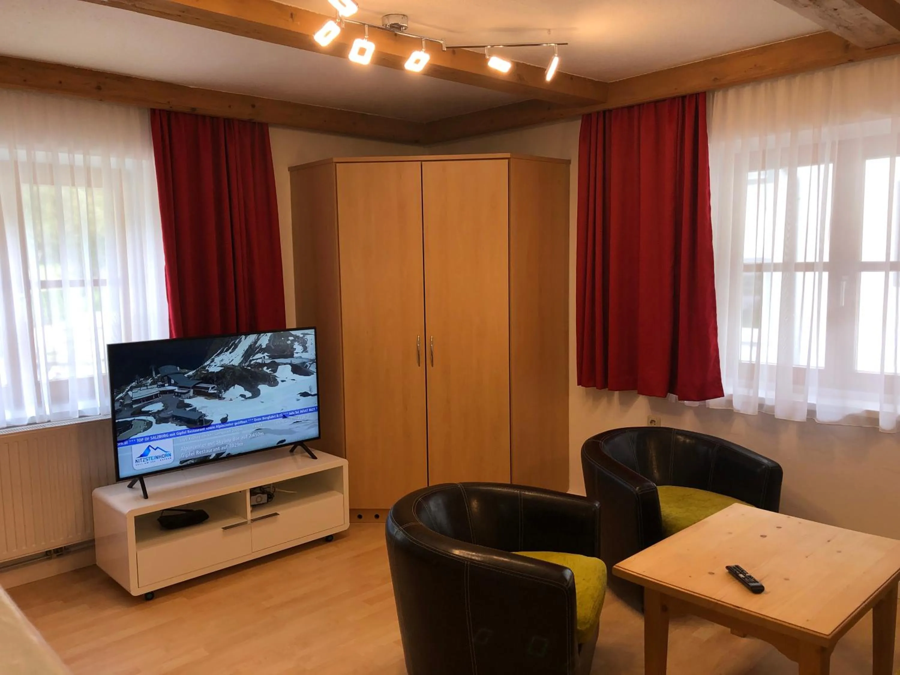 Living room in Familienappartements Eder - Free entry to Tauern SPA Kaprun included