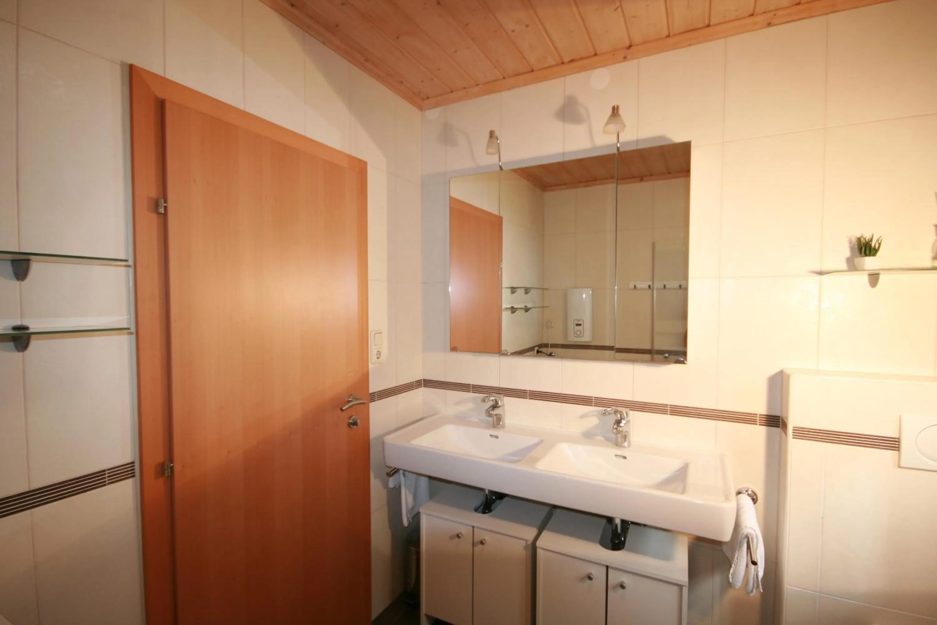 Bathroom in Familienappartements Eder - Free entry to Tauern SPA Kaprun included