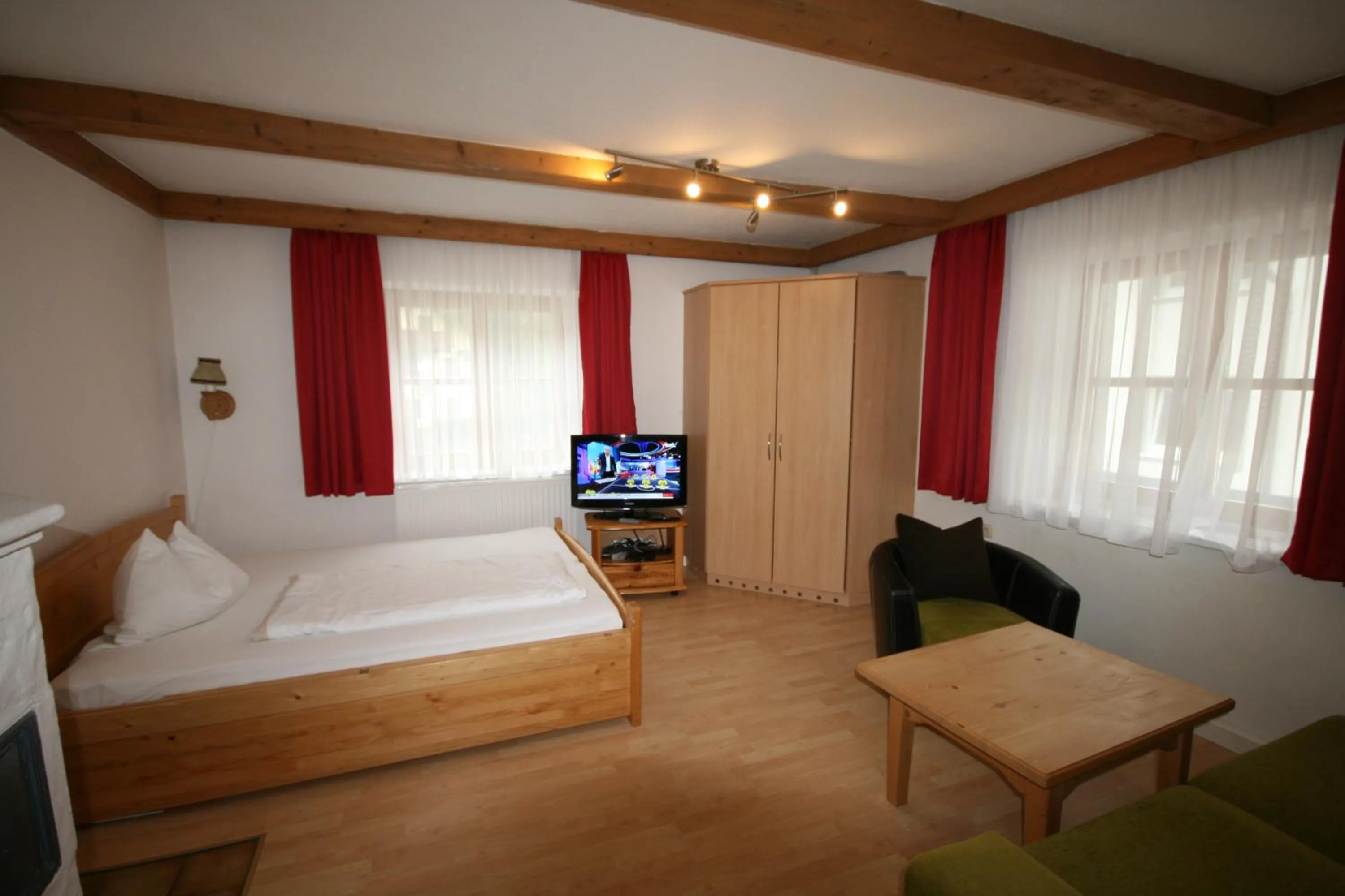 Living room, Bed in Familienappartements Eder - Free entry to Tauern SPA Kaprun included