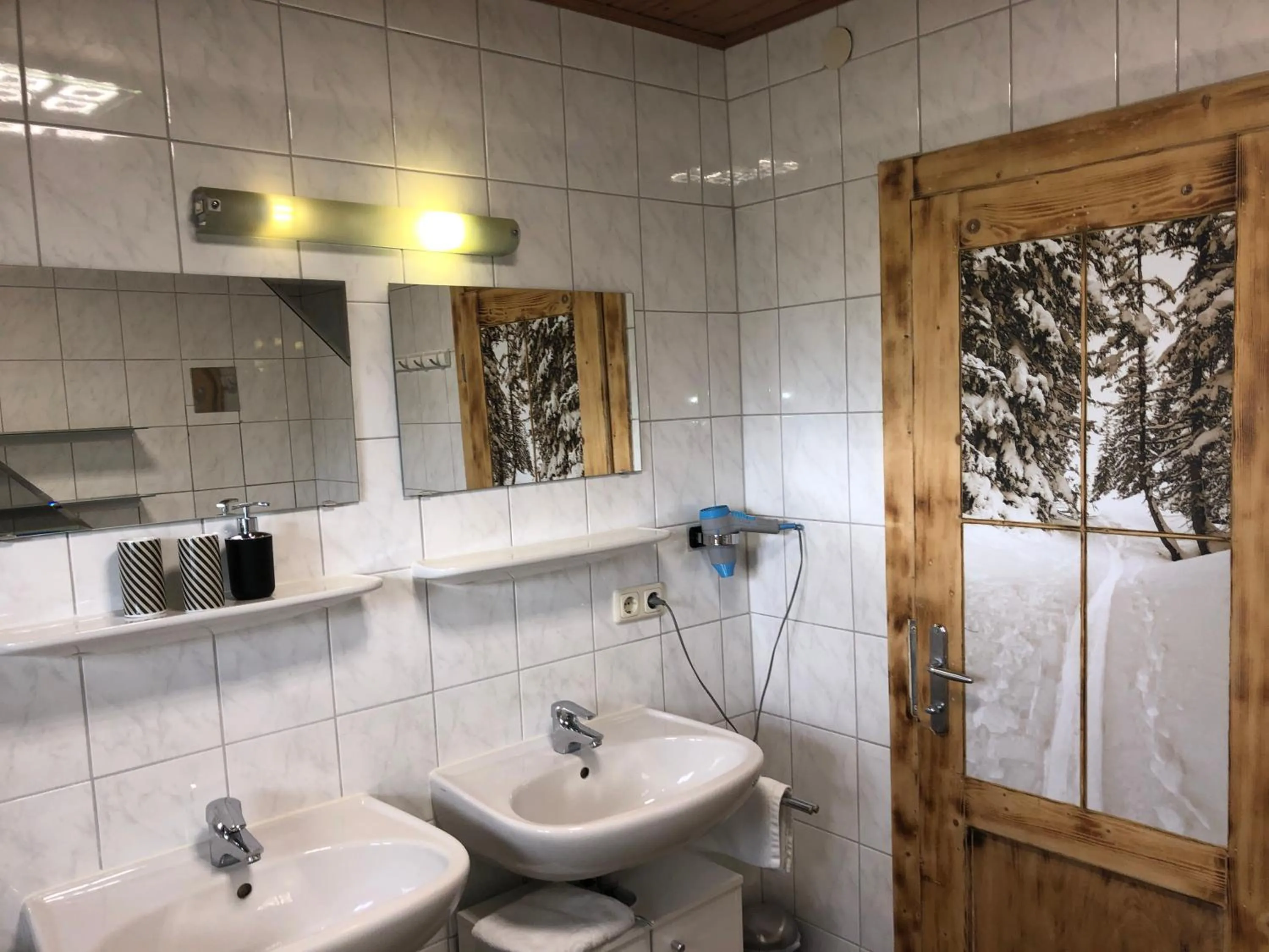 Bathroom in Familienappartements Eder - Free entry to Tauern SPA Kaprun included