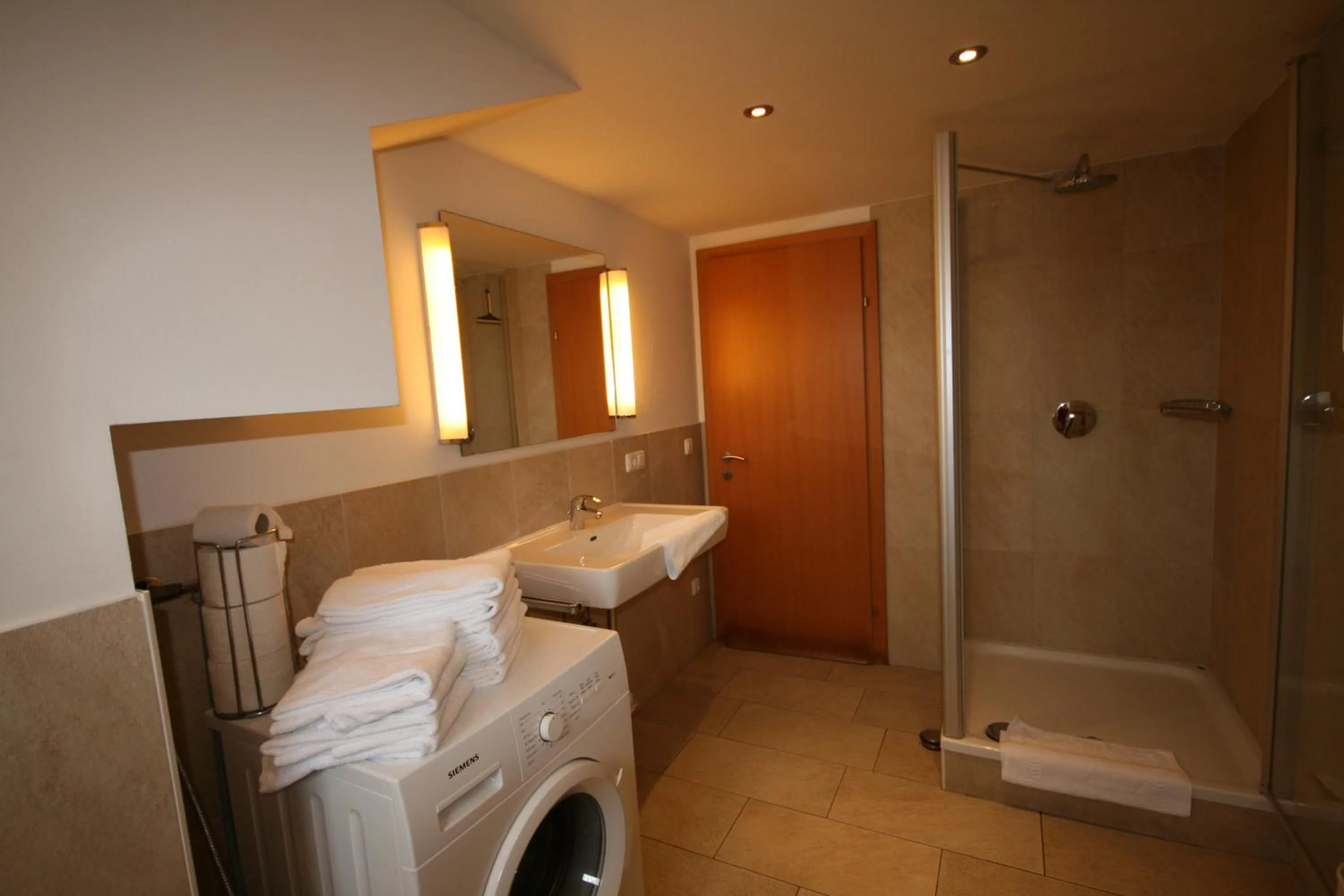 Shower, Bed in Familienappartements Eder - Free entry to Tauern SPA Kaprun included