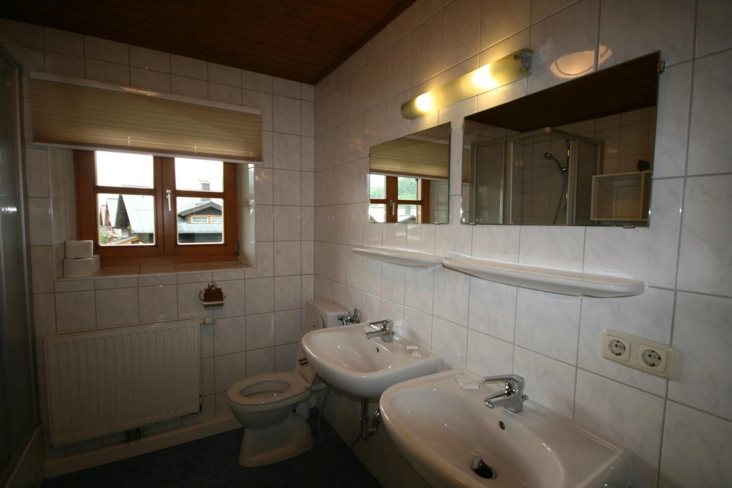 Bathroom in Familienappartements Eder - Free entry to Tauern SPA Kaprun included