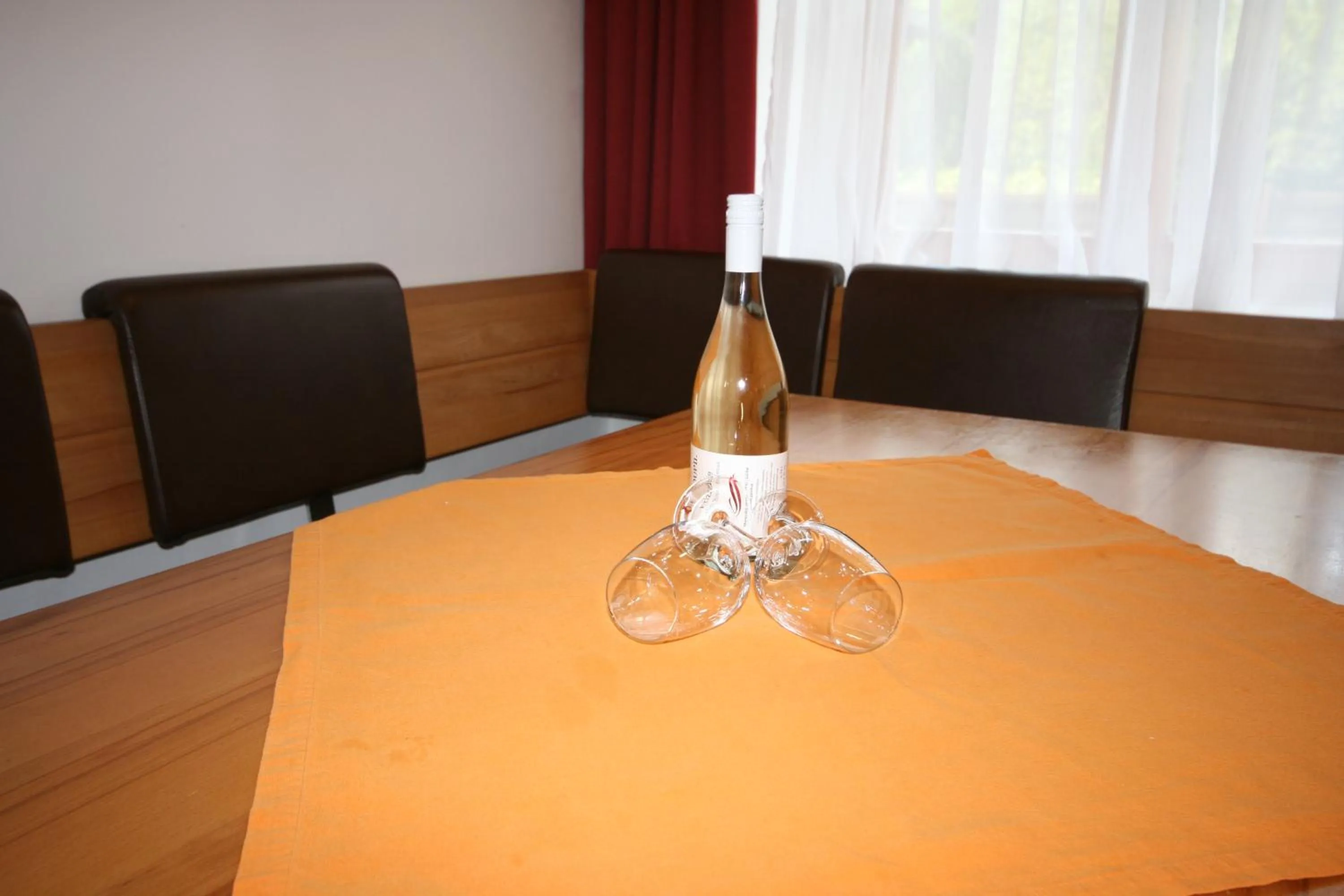 Dining area in Familienappartements Eder - Free entry to Tauern SPA Kaprun included