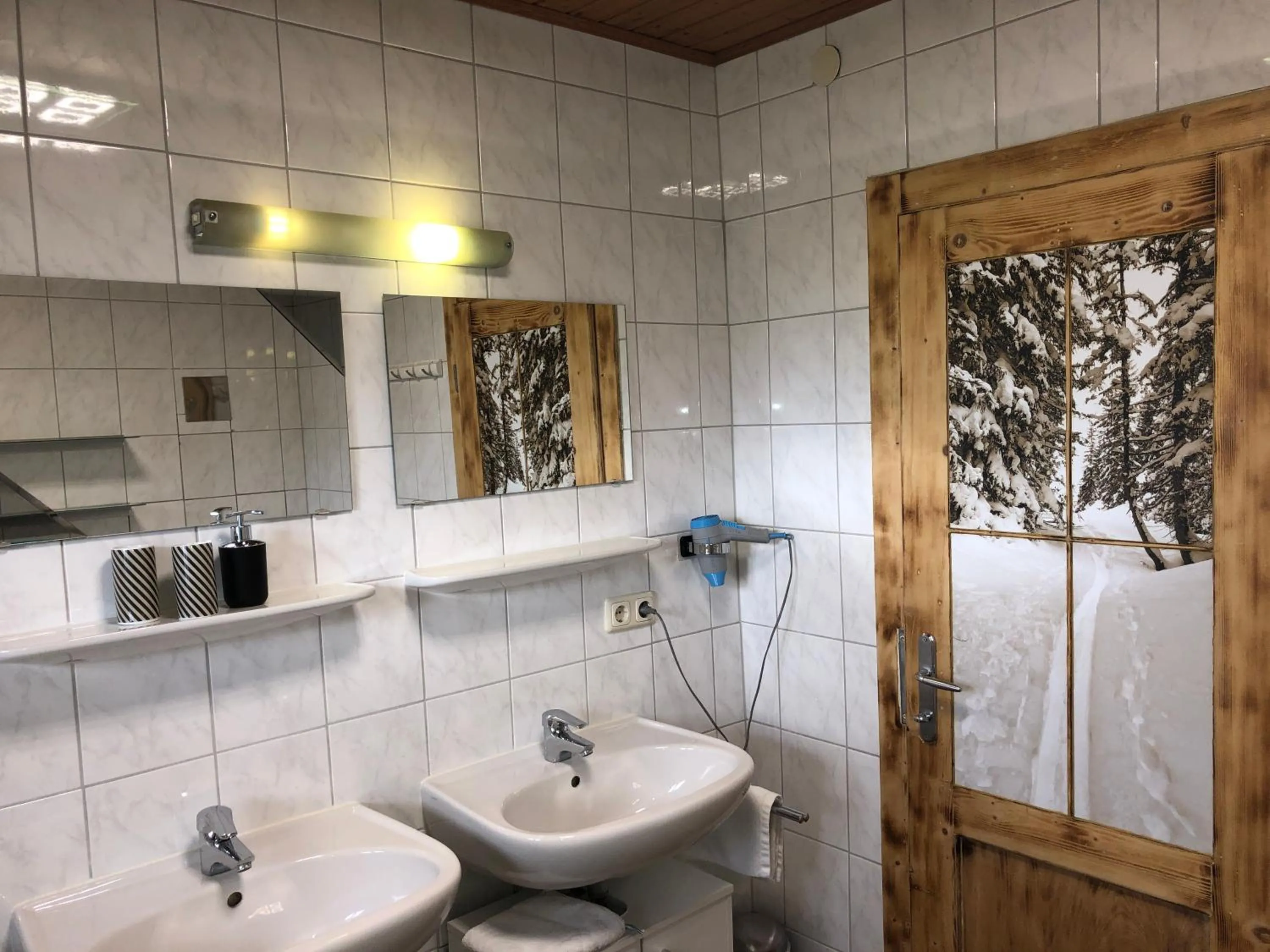 Bathroom in Familienappartements Eder - Free entry to Tauern SPA Kaprun included