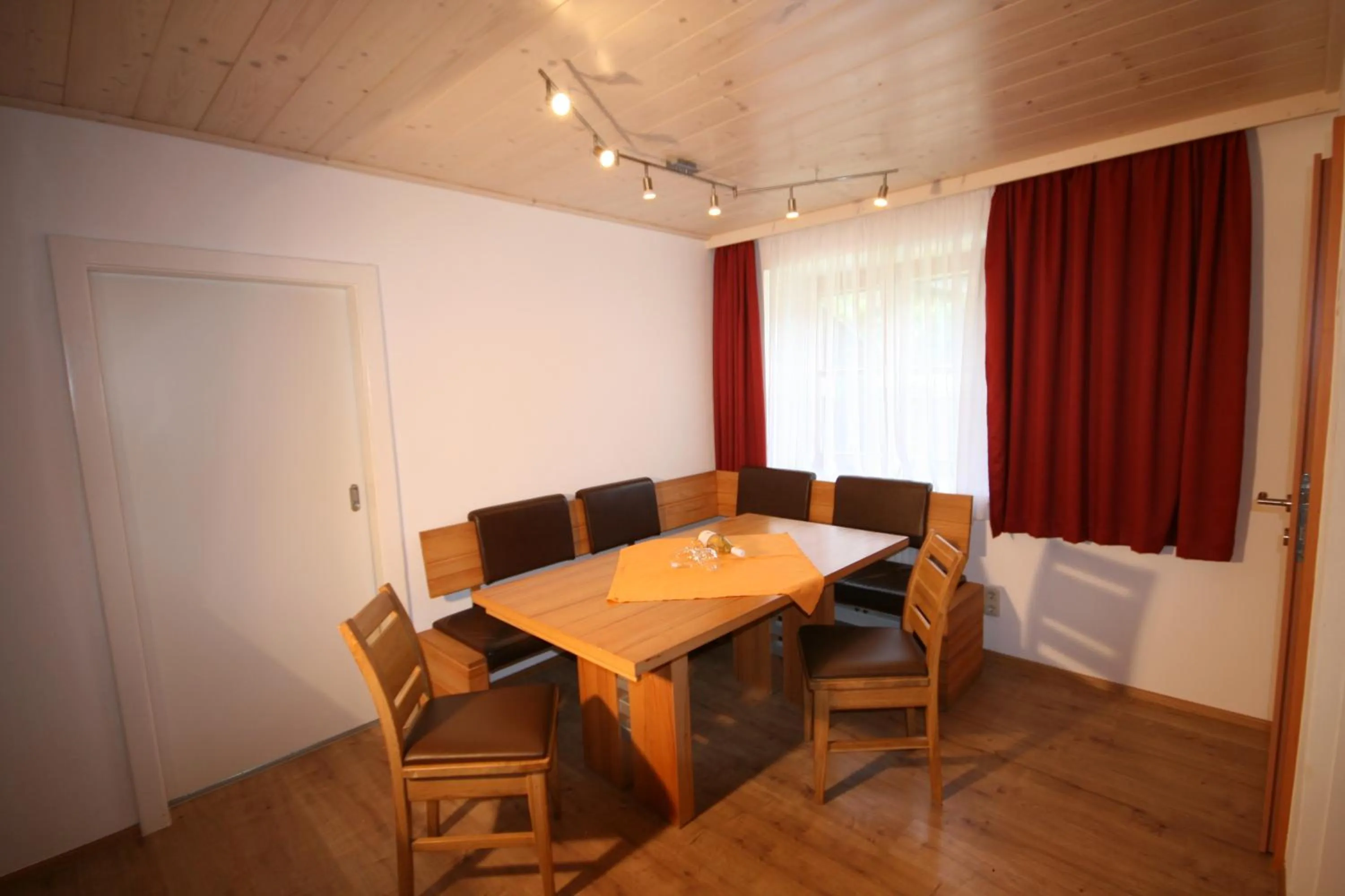 Dining area in Familienappartements Eder - Free entry to Tauern SPA Kaprun included