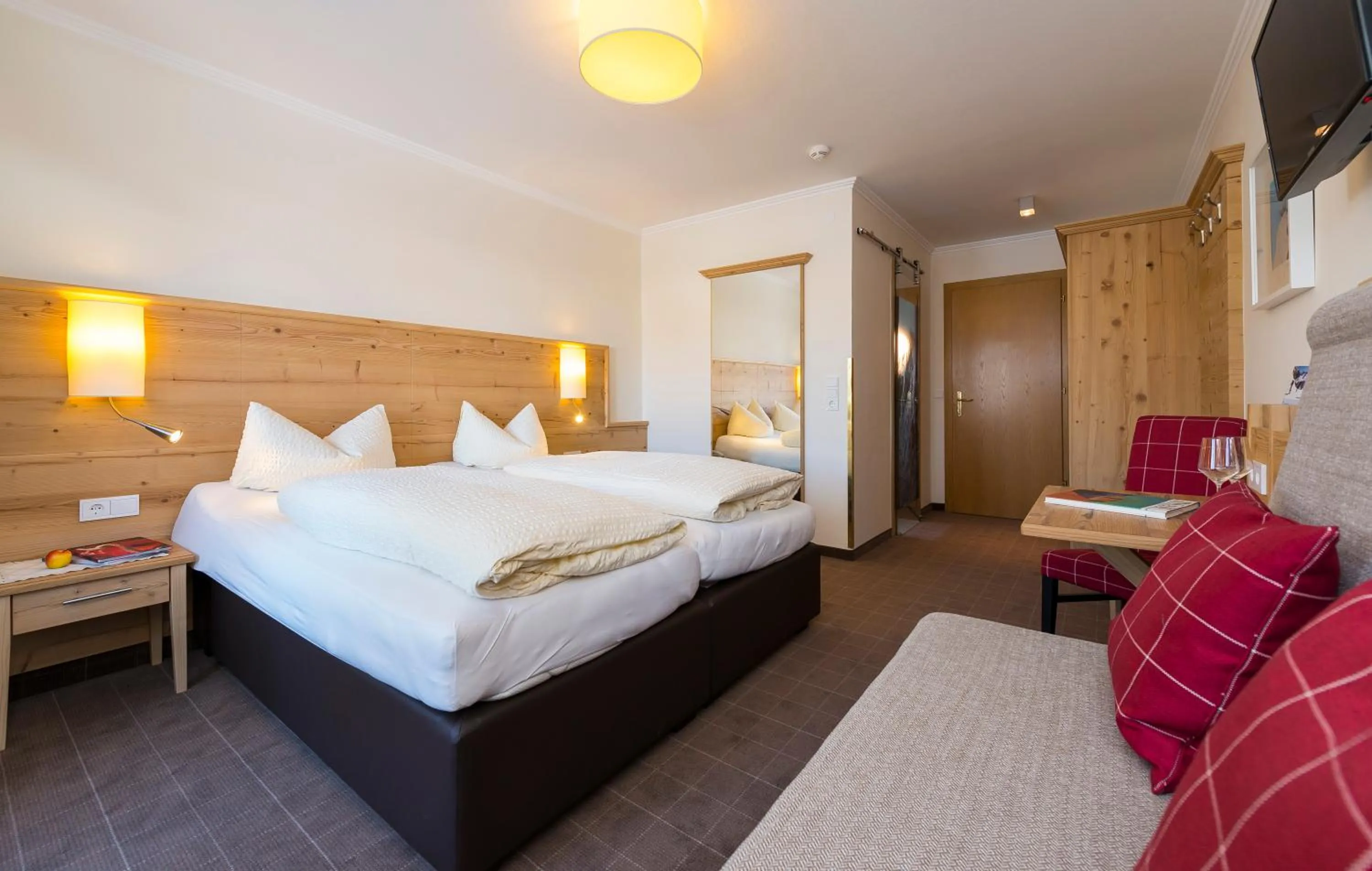 Photo of the whole room, Bed in Hotel Garni Entstrasser