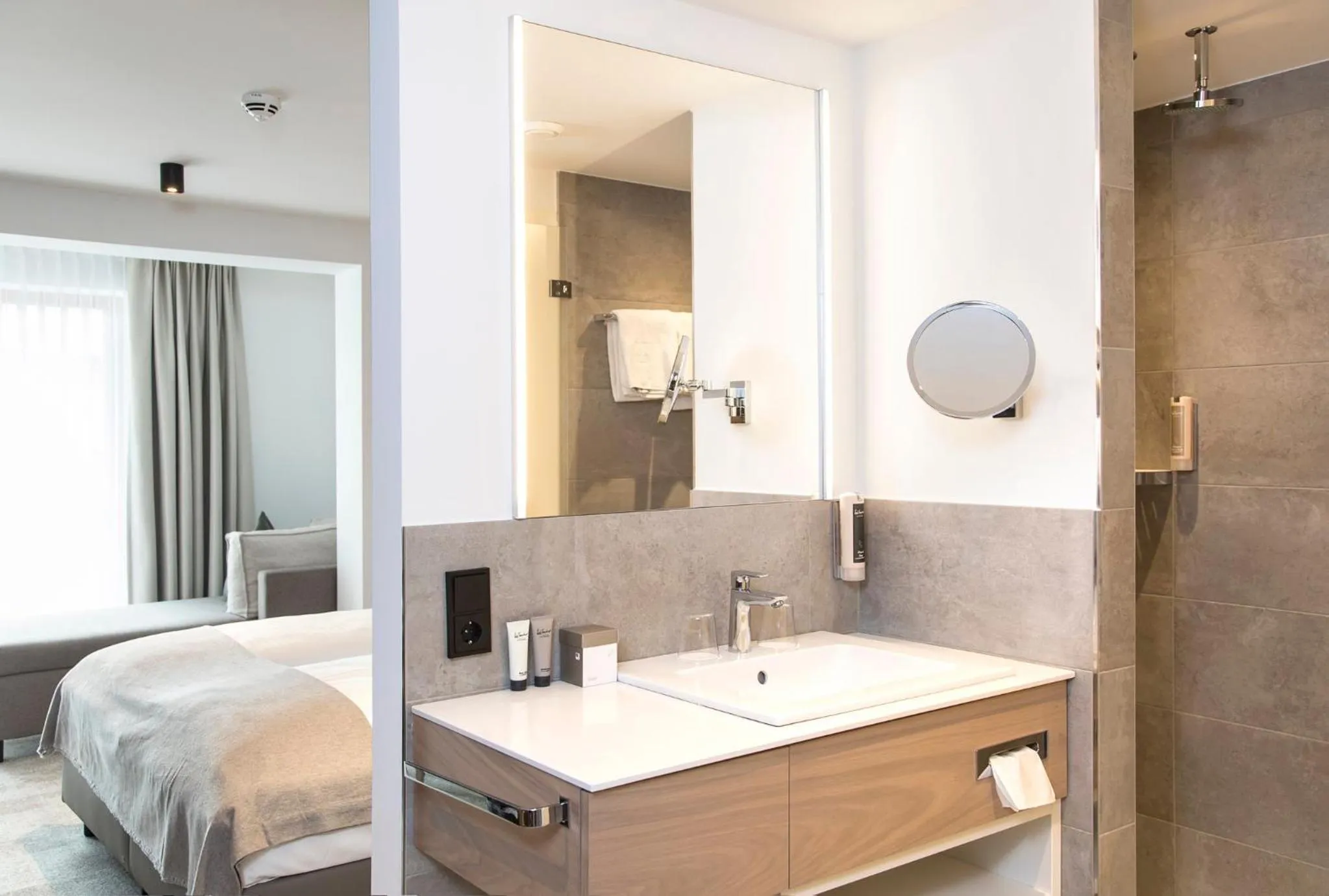 Bathroom, Bed in Das Hohe Salve Sportresort, 4 Sterne Superior