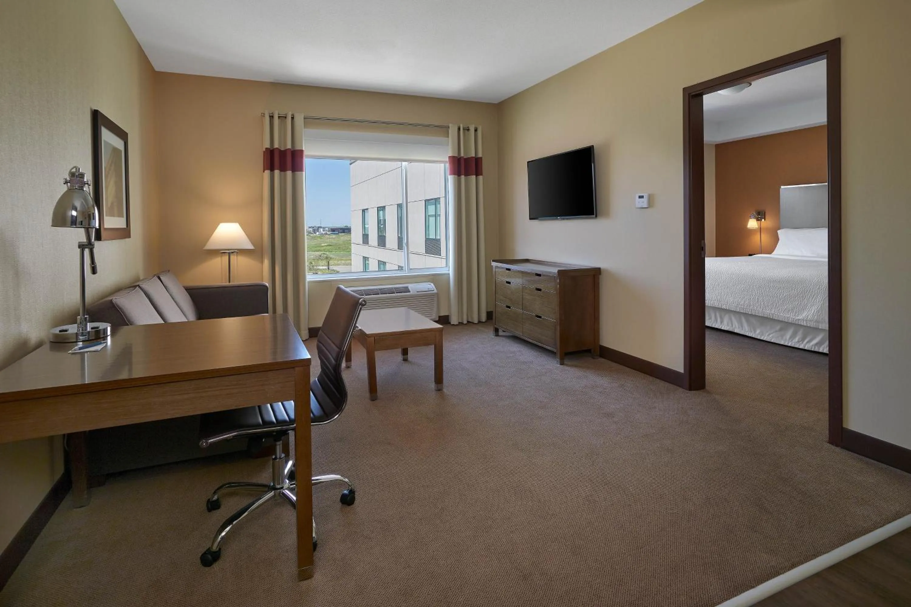 Living room, Bed in Four Points by Sheraton Sherwood Park