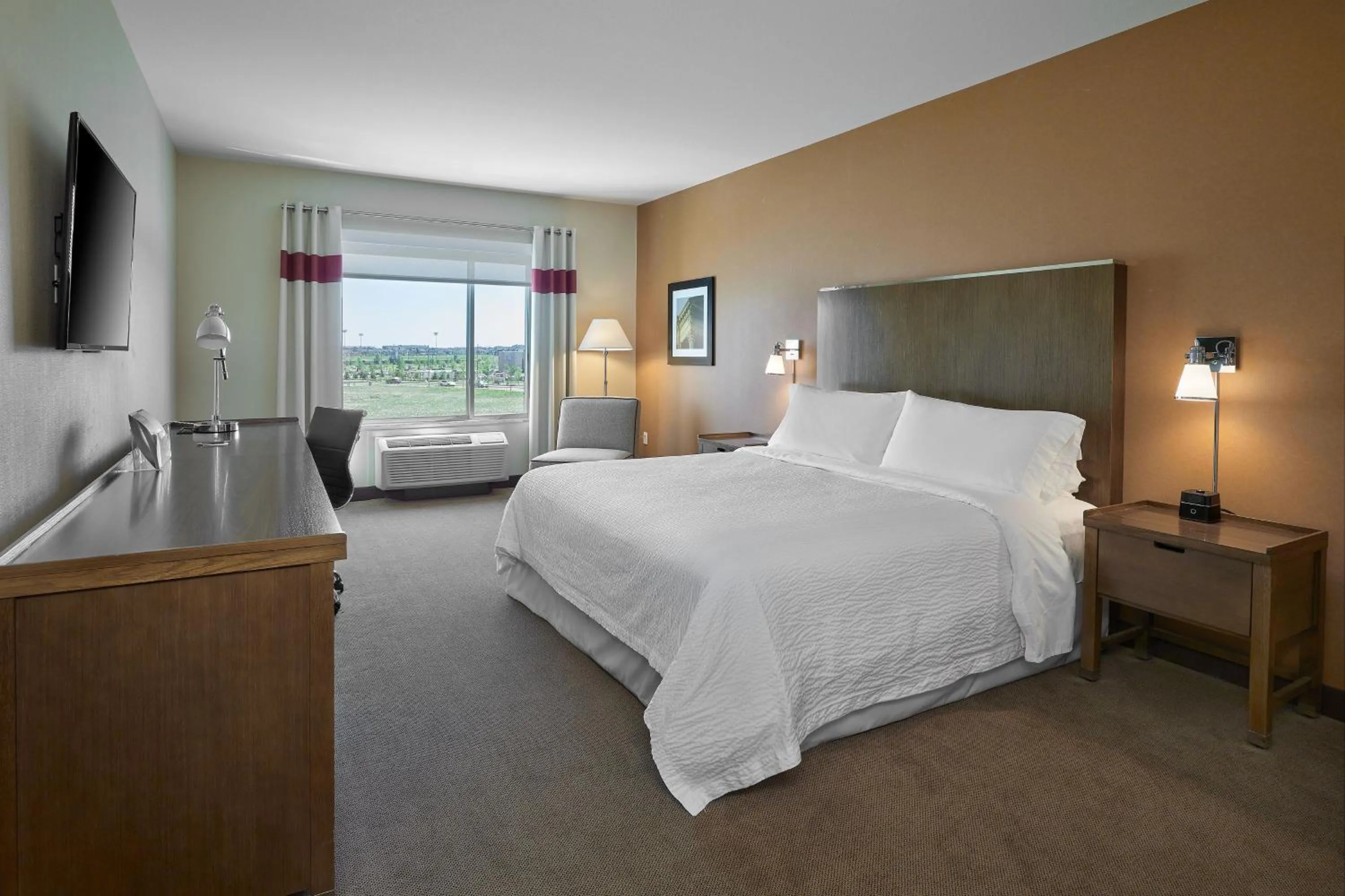 Photo of the whole room, Bed in Four Points by Sheraton Sherwood Park