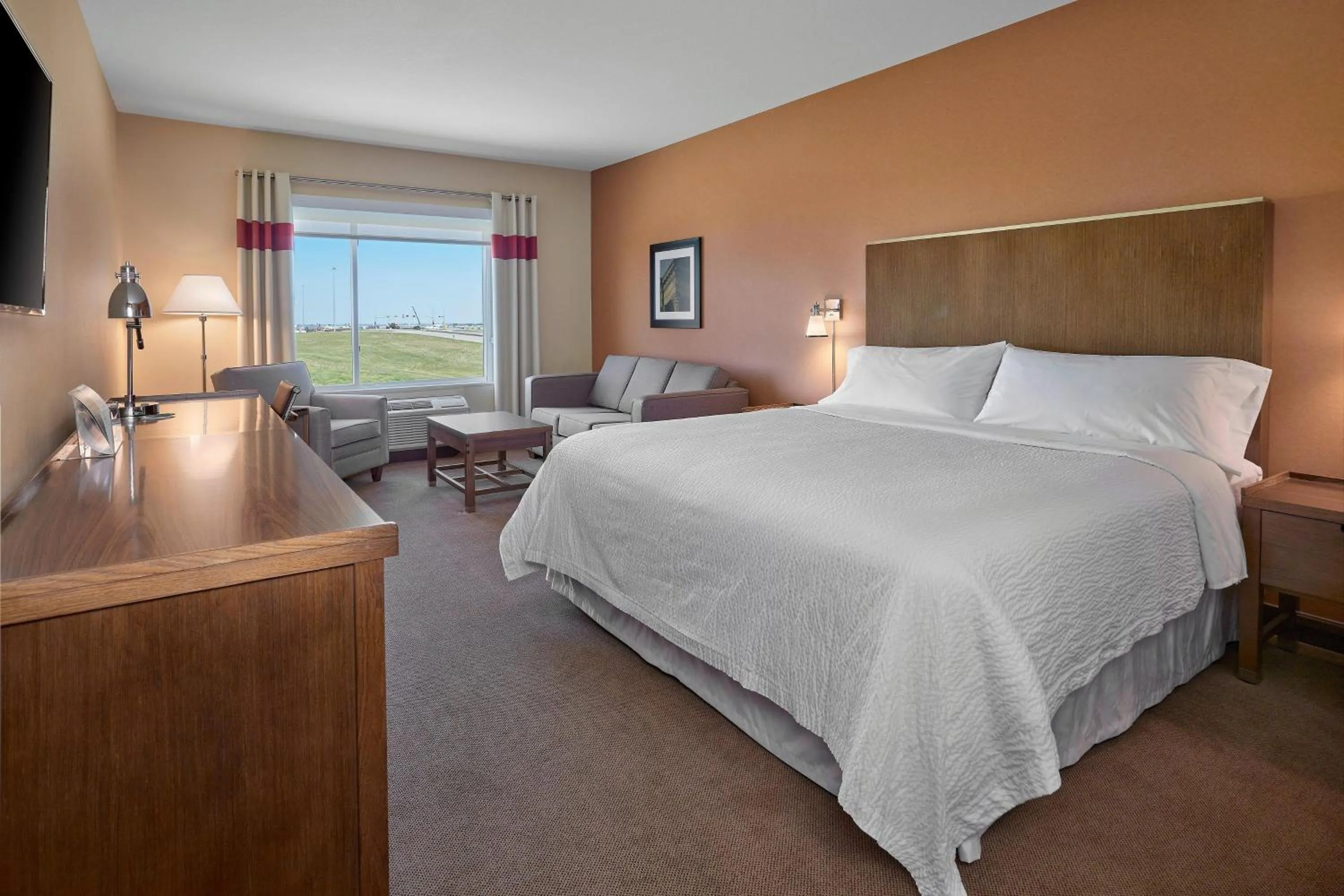 Photo of the whole room, Bed in Four Points by Sheraton Sherwood Park