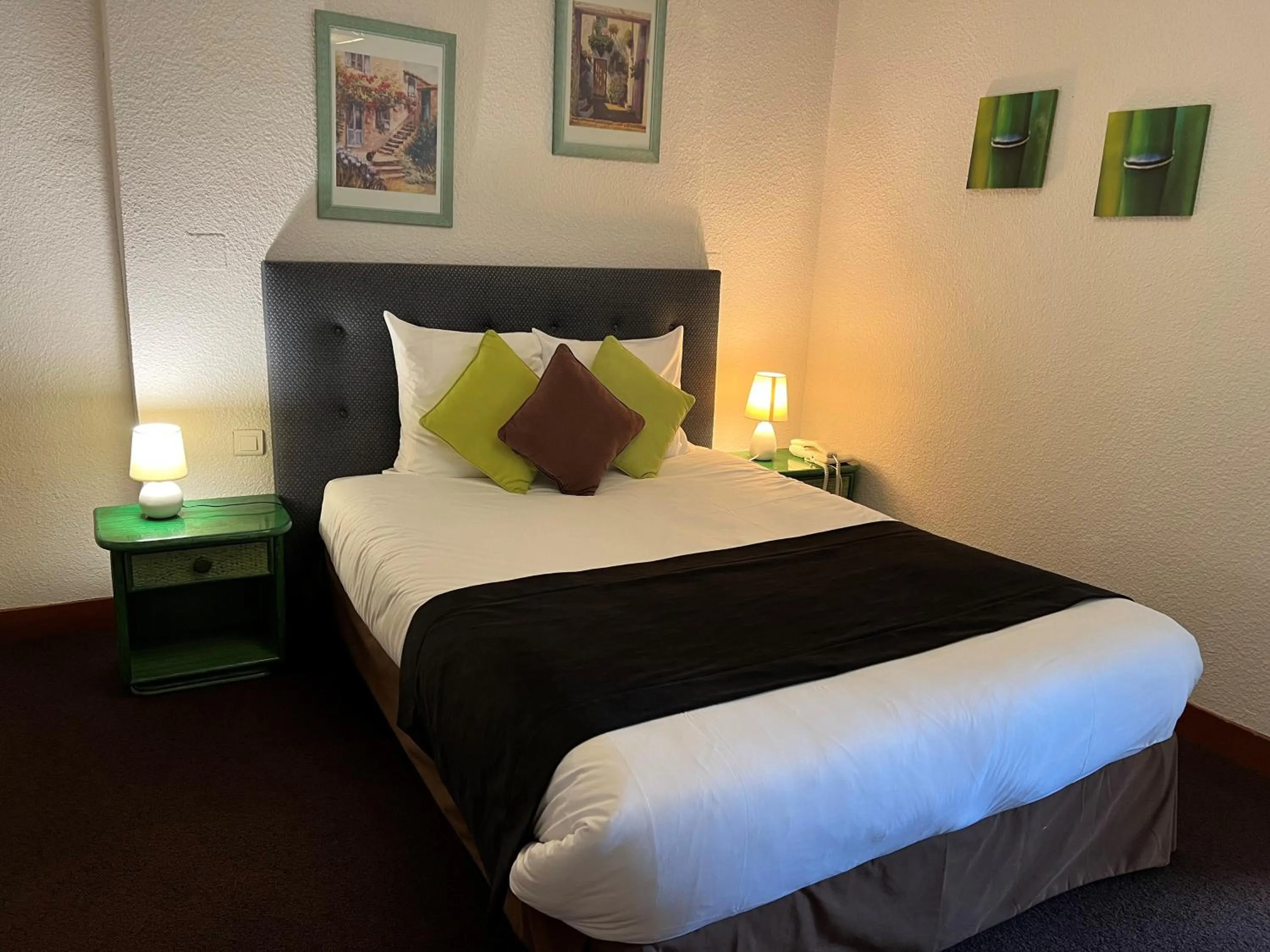 Photo of the whole room, Bed in Logis Hôtel-Restaurant Les Voyageurs