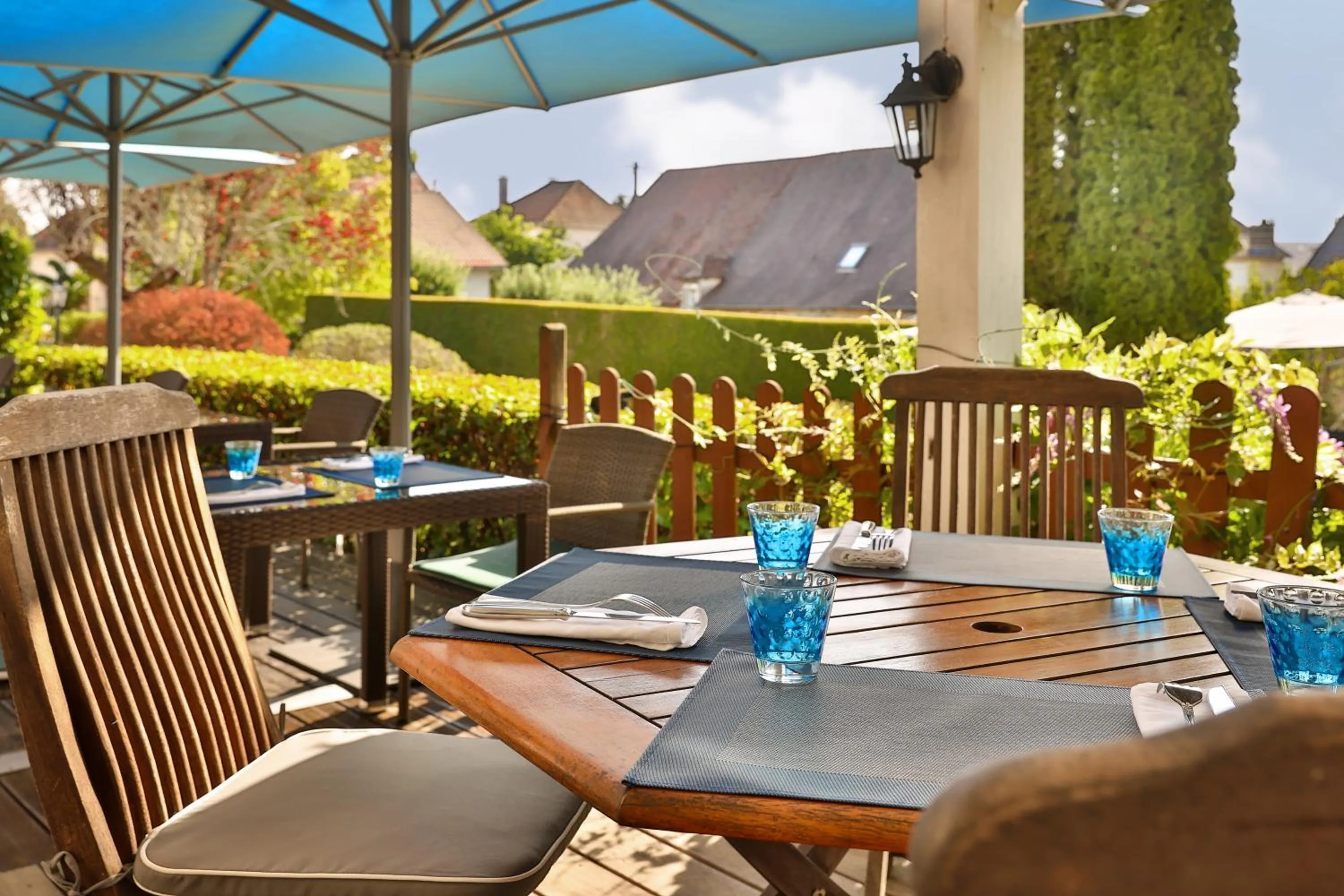 Patio in Logis Hôtel-Restaurant Les Voyageurs