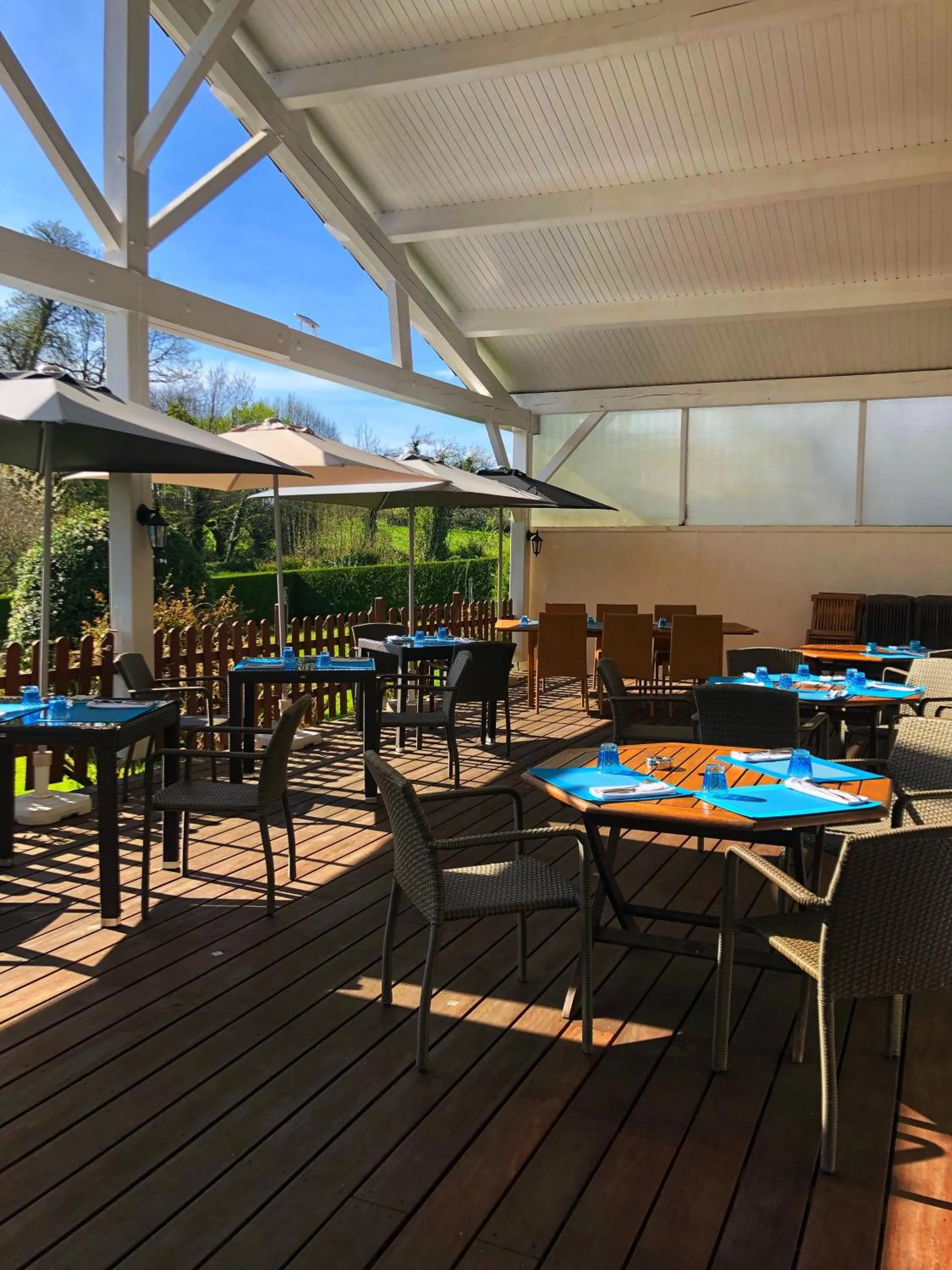 Patio in Logis Hôtel-Restaurant Les Voyageurs