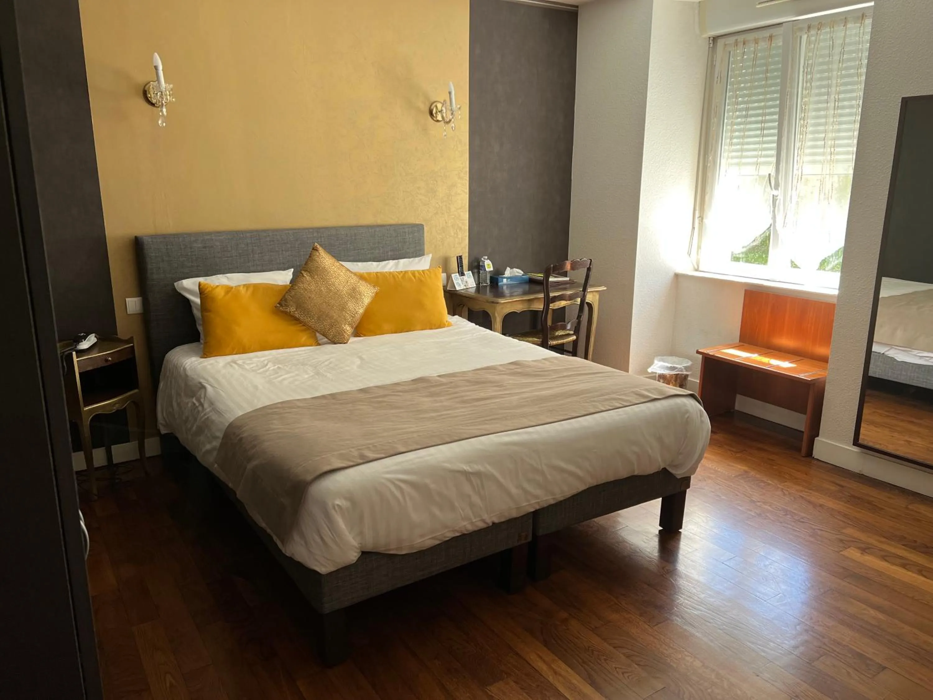 Bedroom, Bed in Logis Hôtel-Restaurant Les Voyageurs