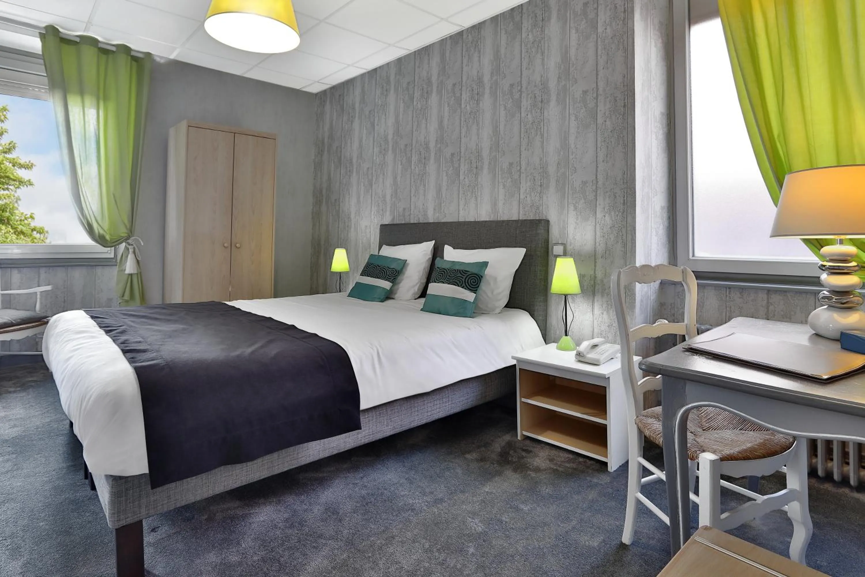 Bedroom, Bed in Logis Hôtel-Restaurant Les Voyageurs